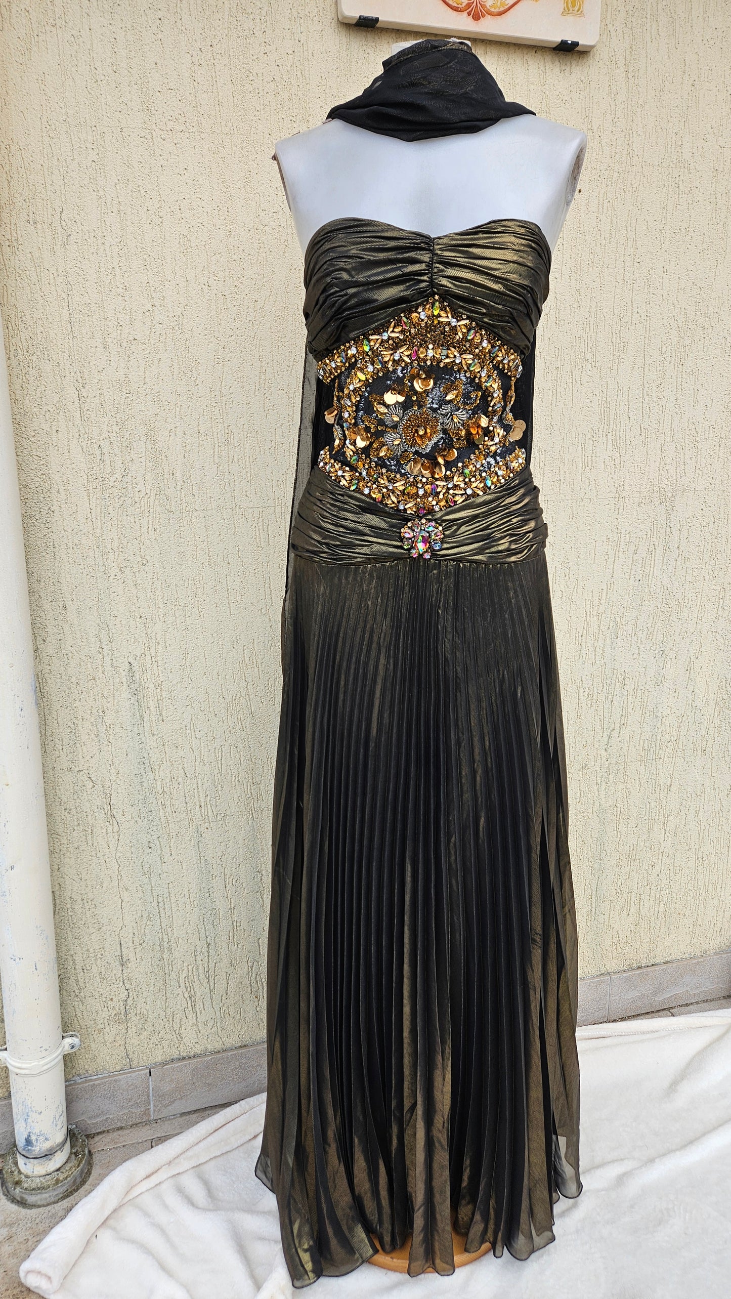 Robe maxi avec broderies de perles et sequins