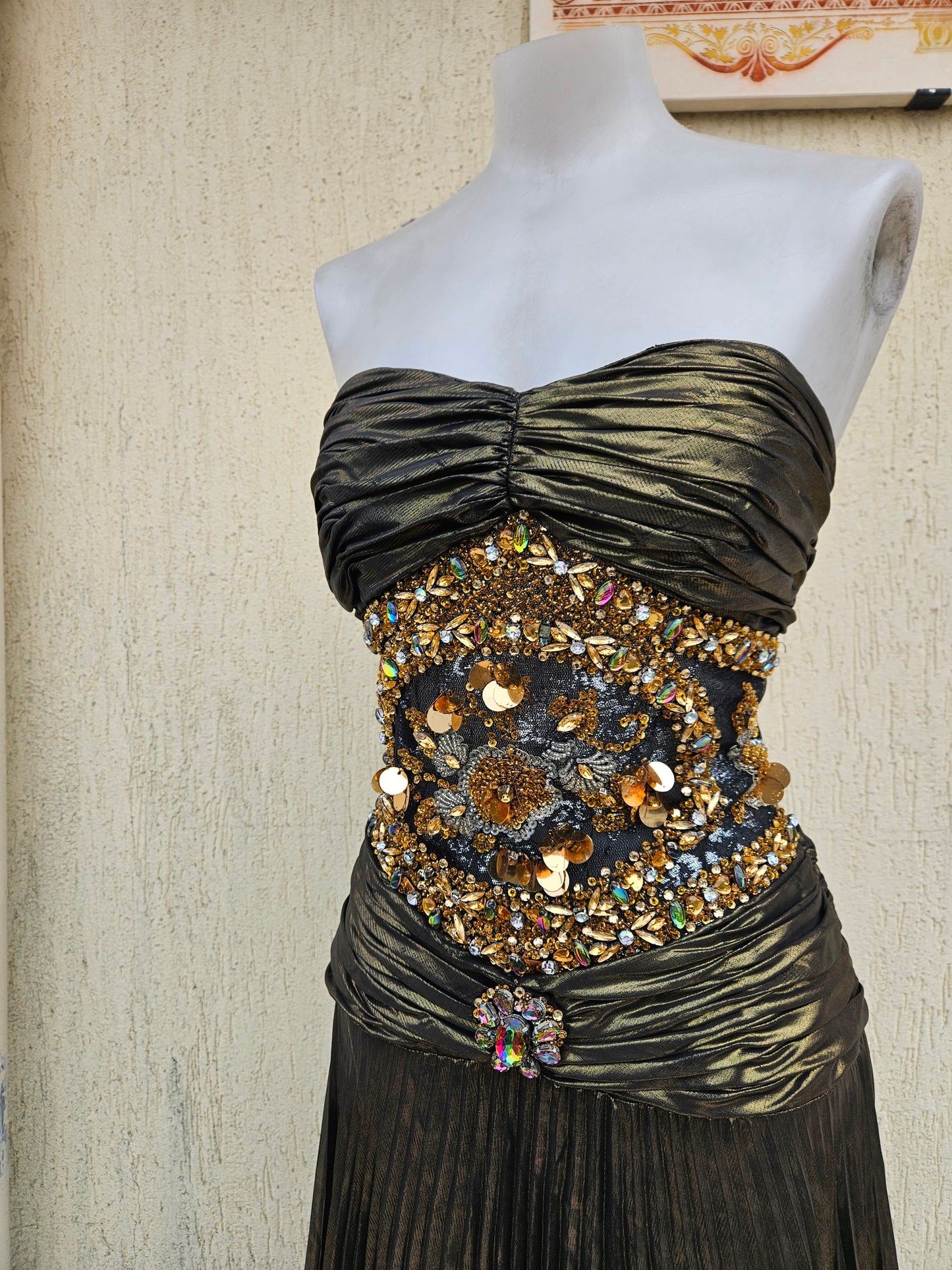 Robe maxi avec broderies de perles et sequins