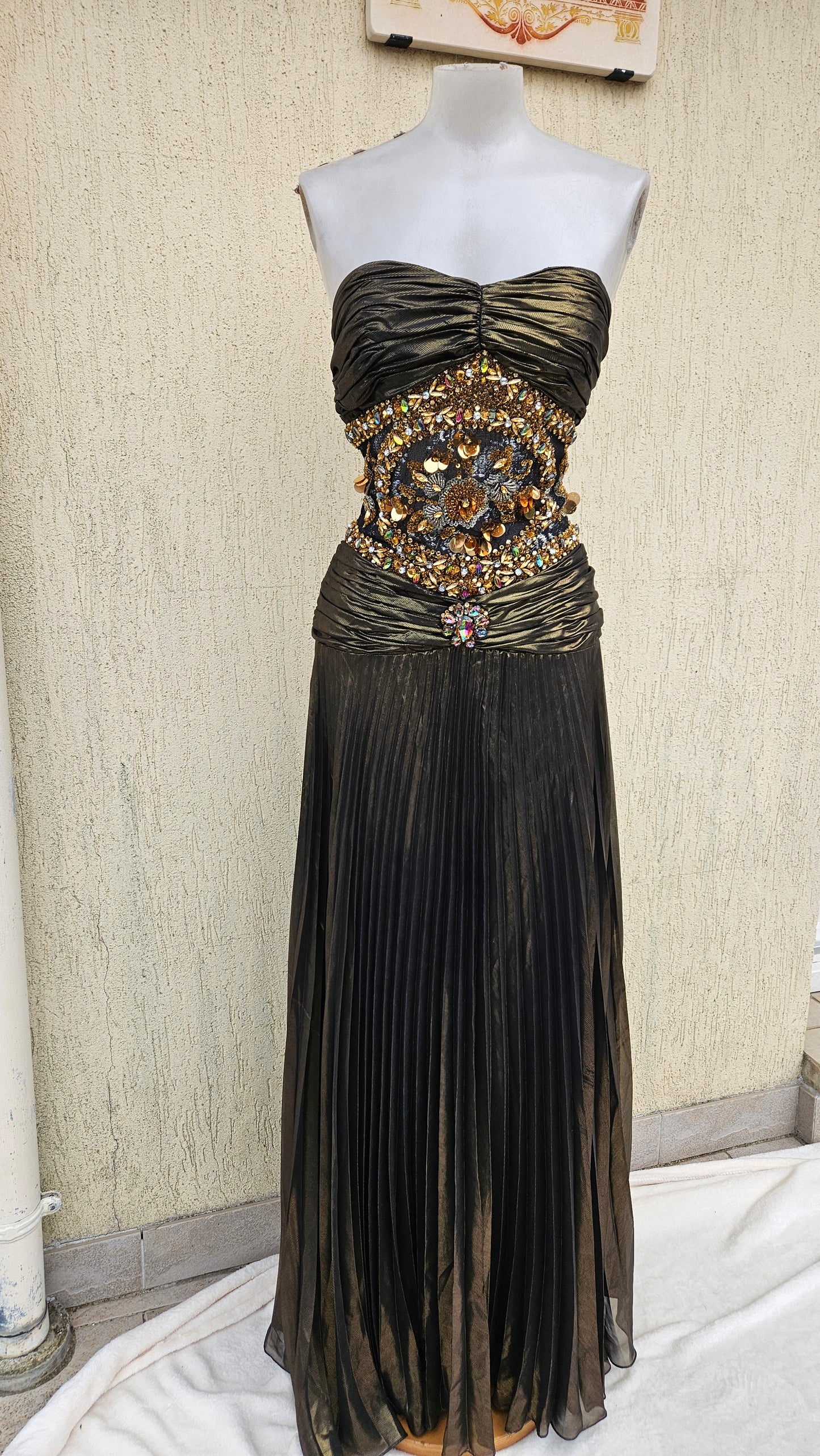 Robe maxi avec broderies de perles et sequins