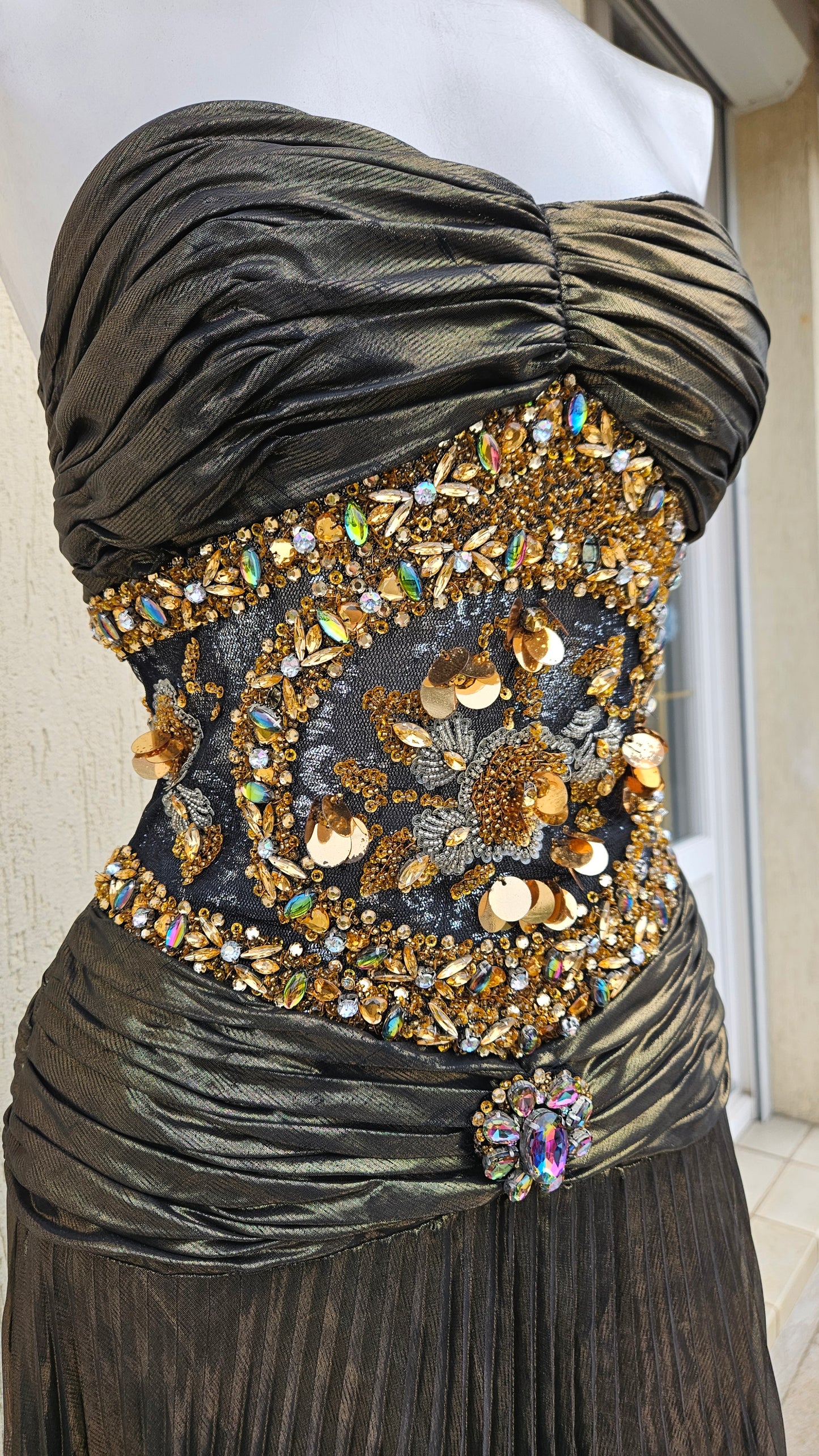 Robe maxi avec broderies de perles et sequins