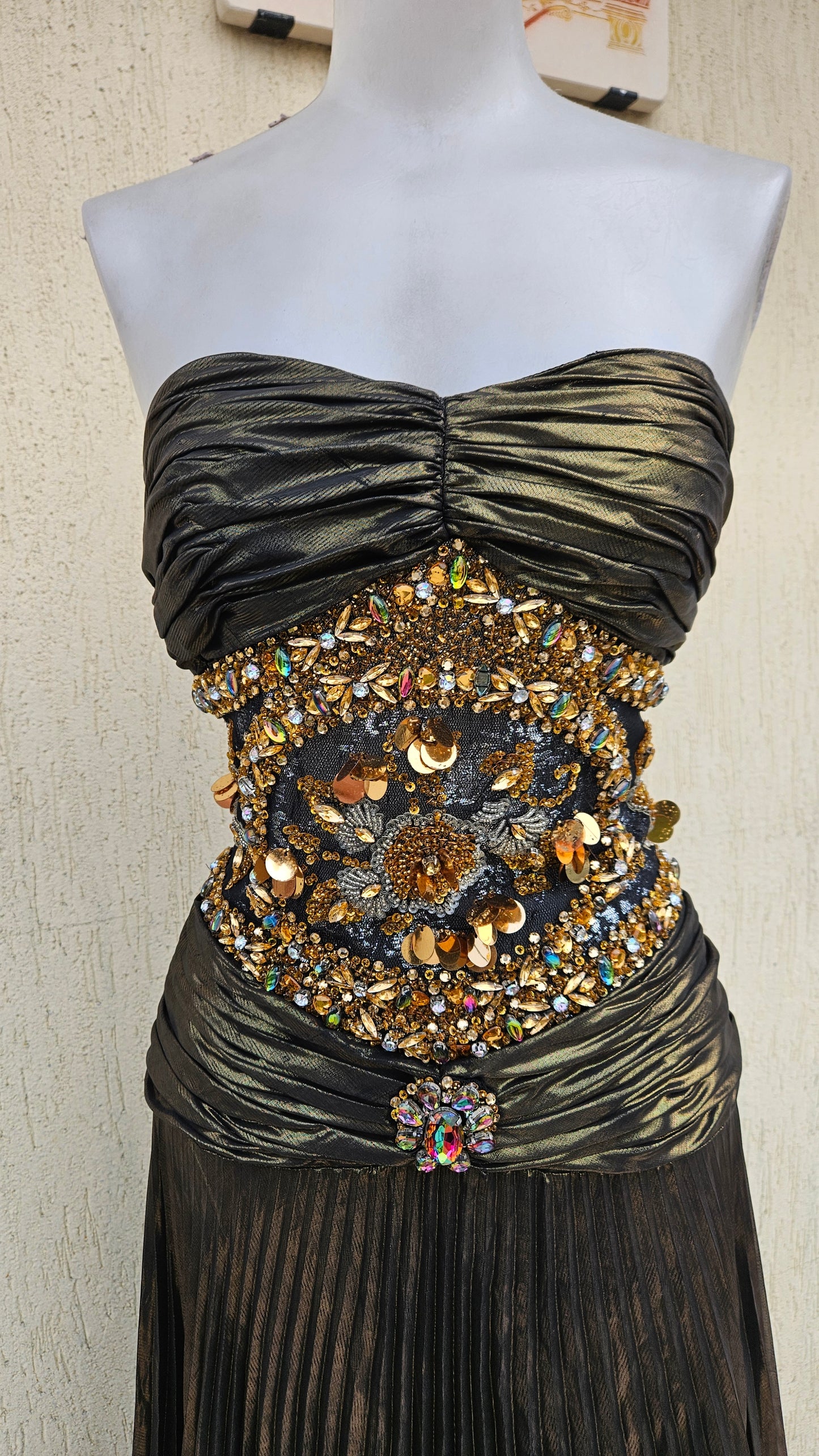 Robe maxi avec broderies de perles et sequins