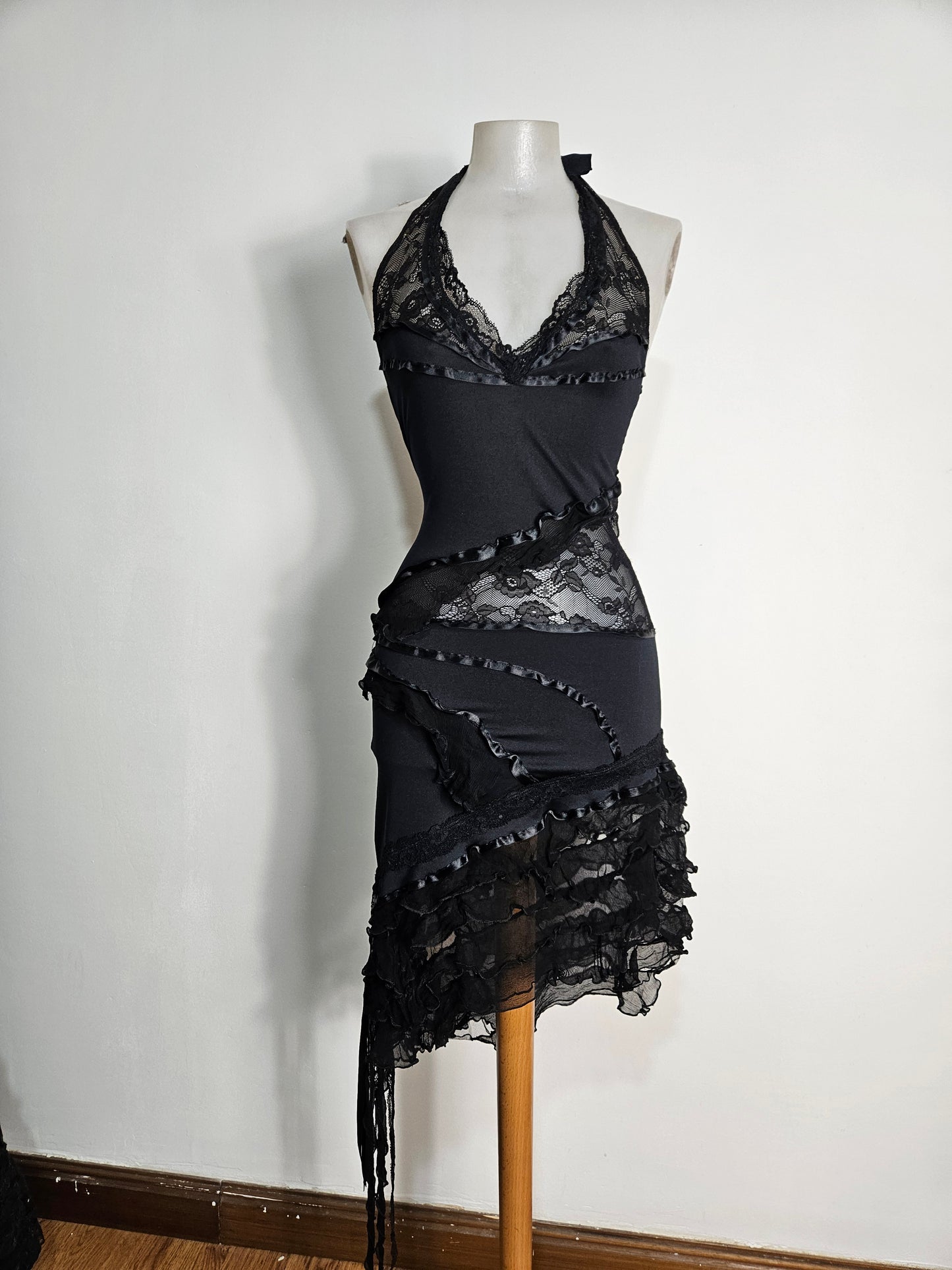 Robe dos nu asymétrique détails dentelle