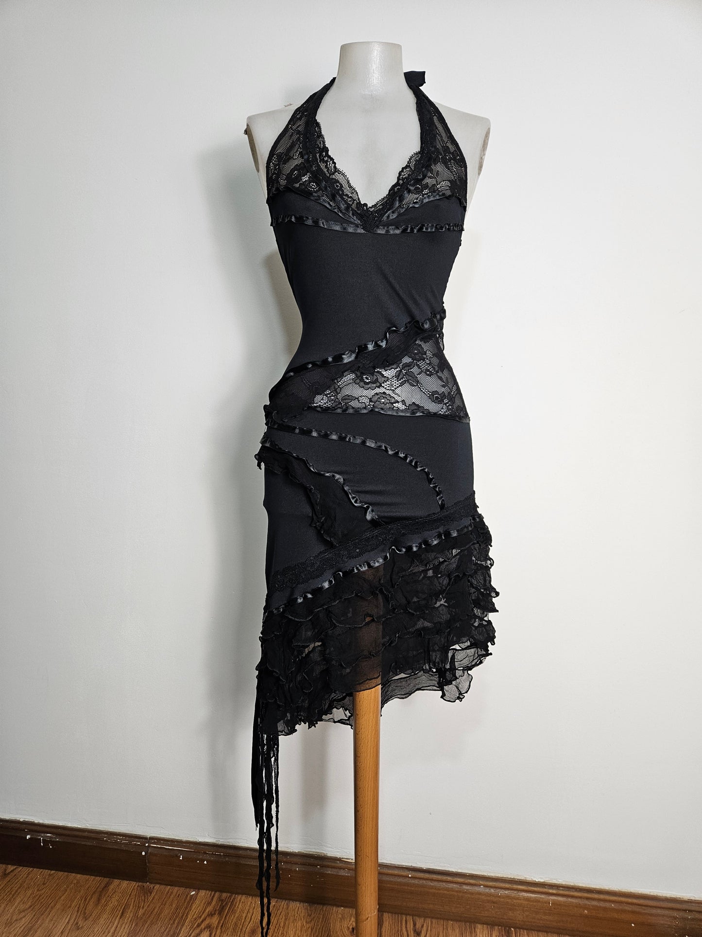 Robe dos nu asymétrique détails dentelle