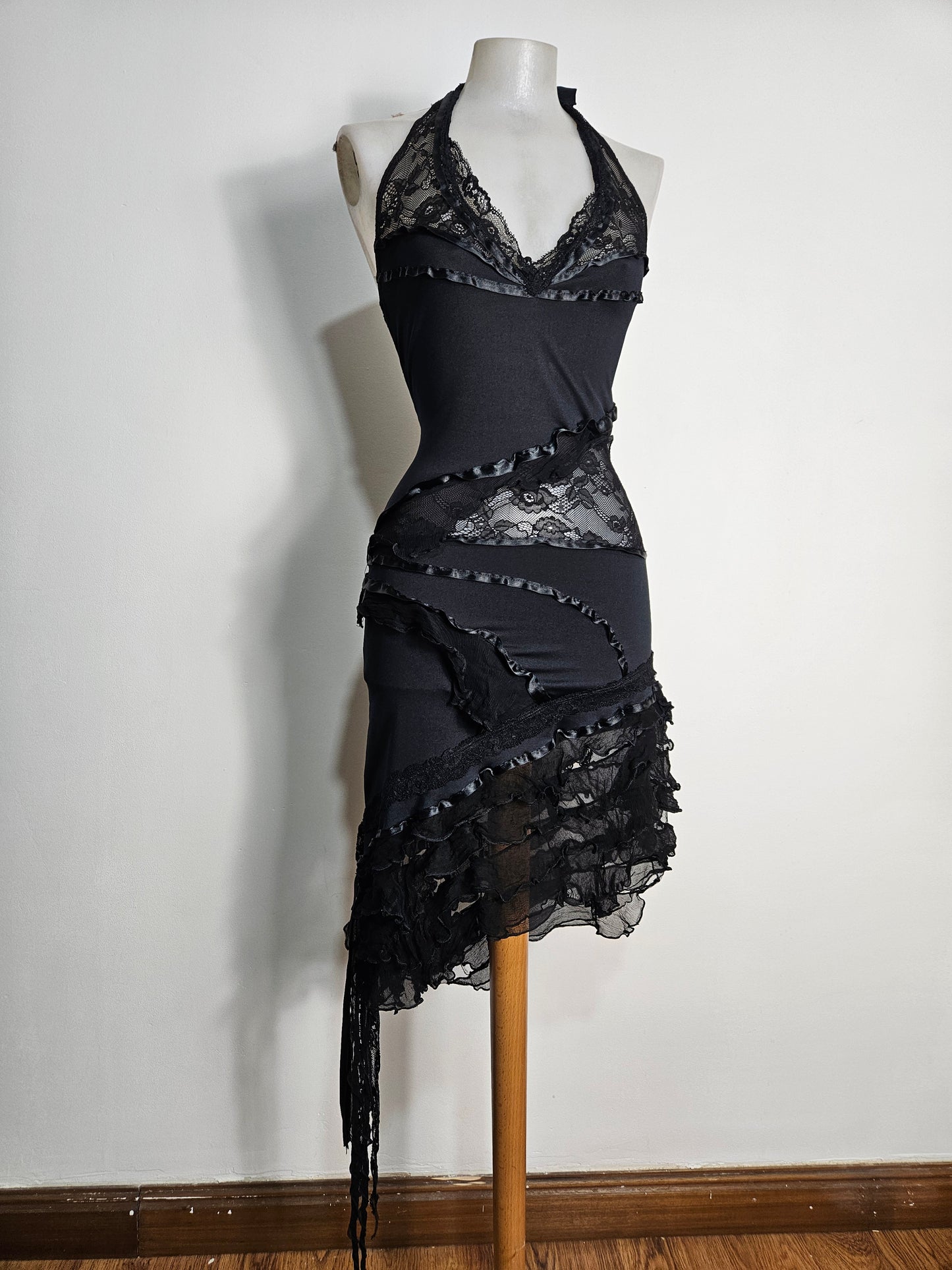 Robe dos nu asymétrique détails dentelle