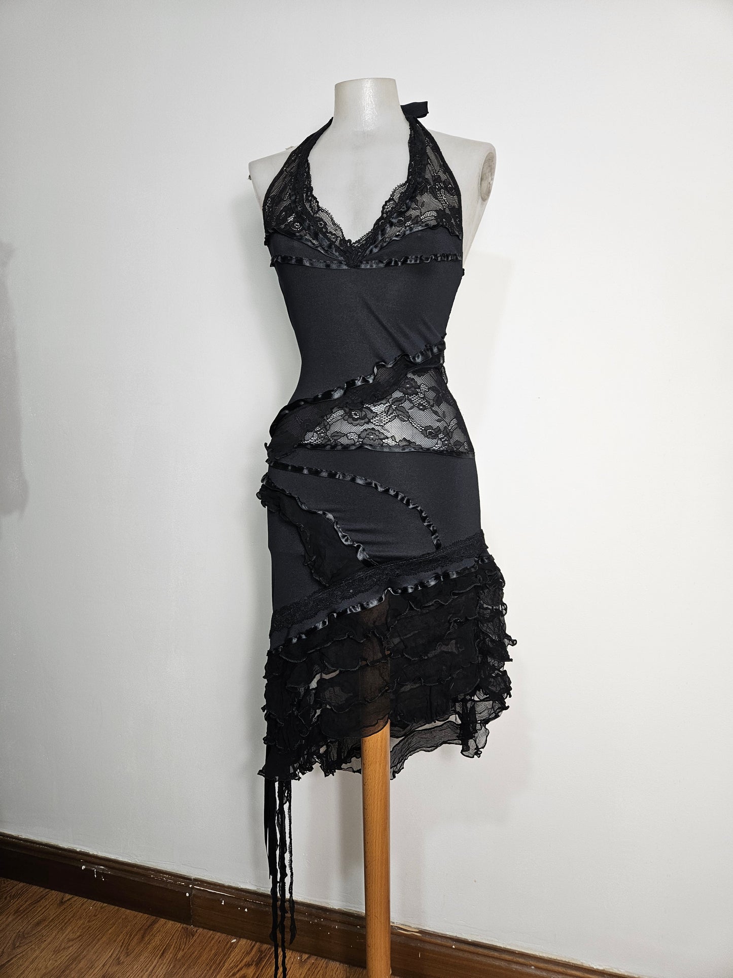 Robe dos nu asymétrique détails dentelle