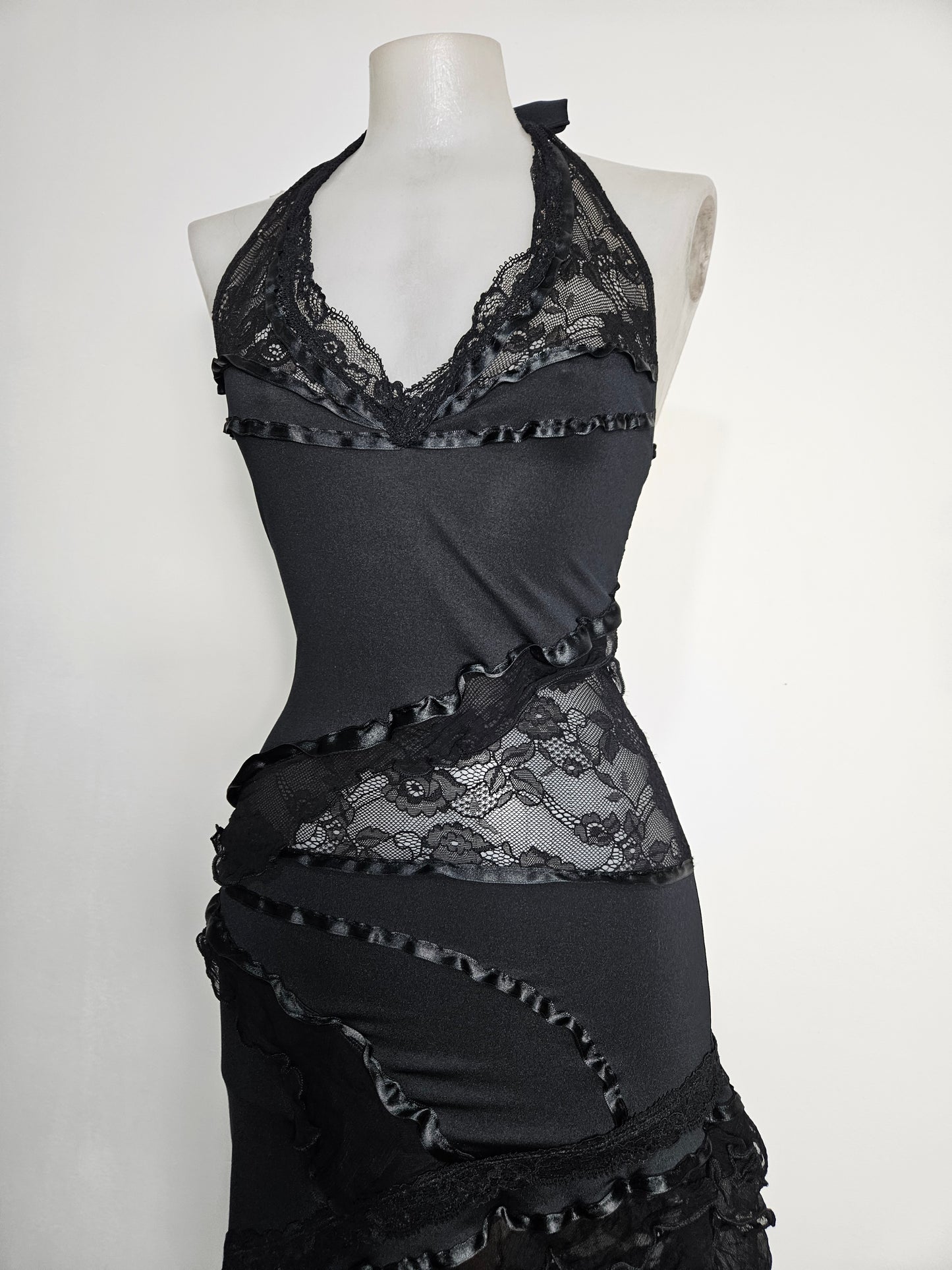 Robe dos nu asymétrique détails dentelle