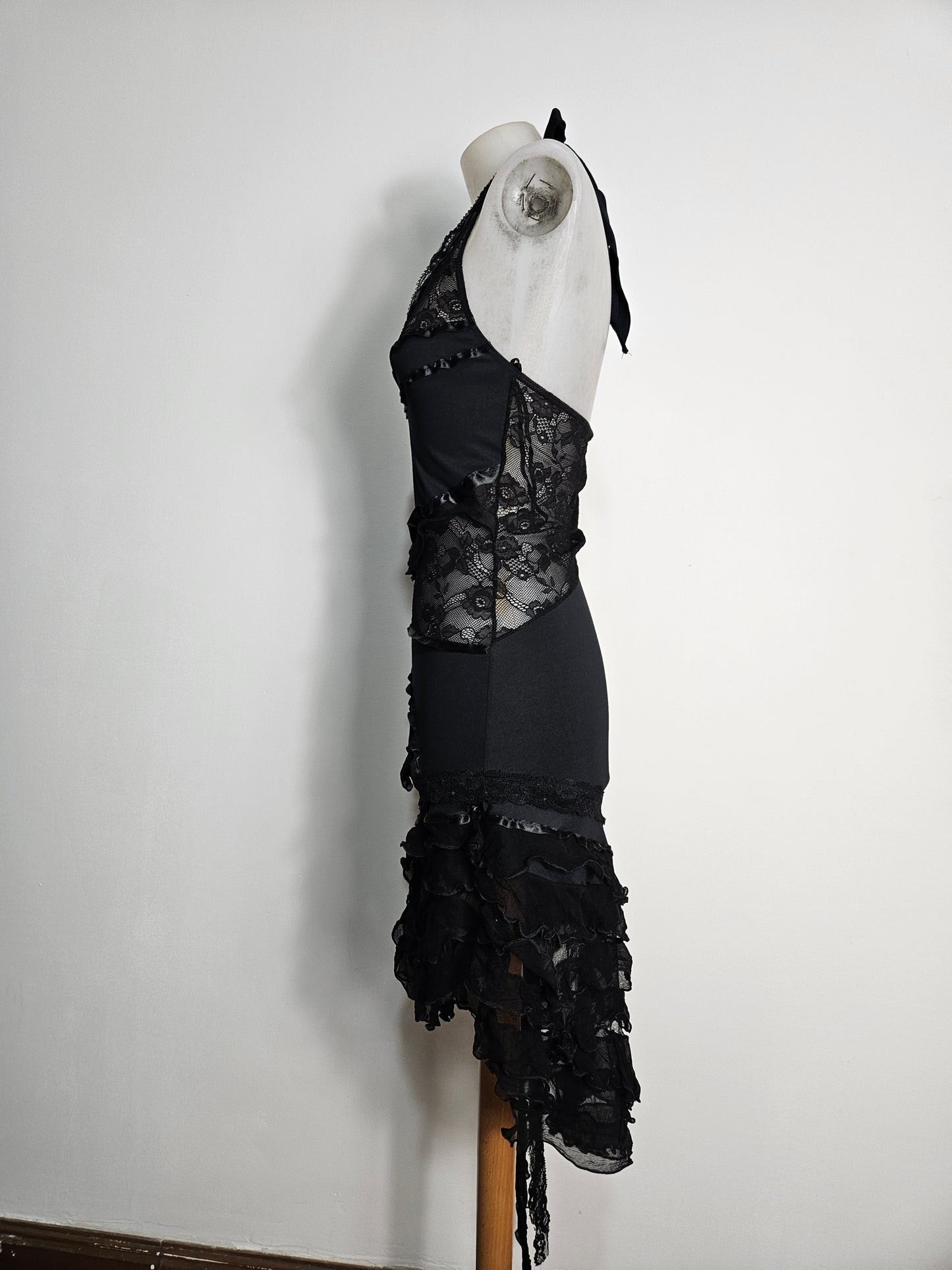 Robe dos nu asymétrique détails dentelle