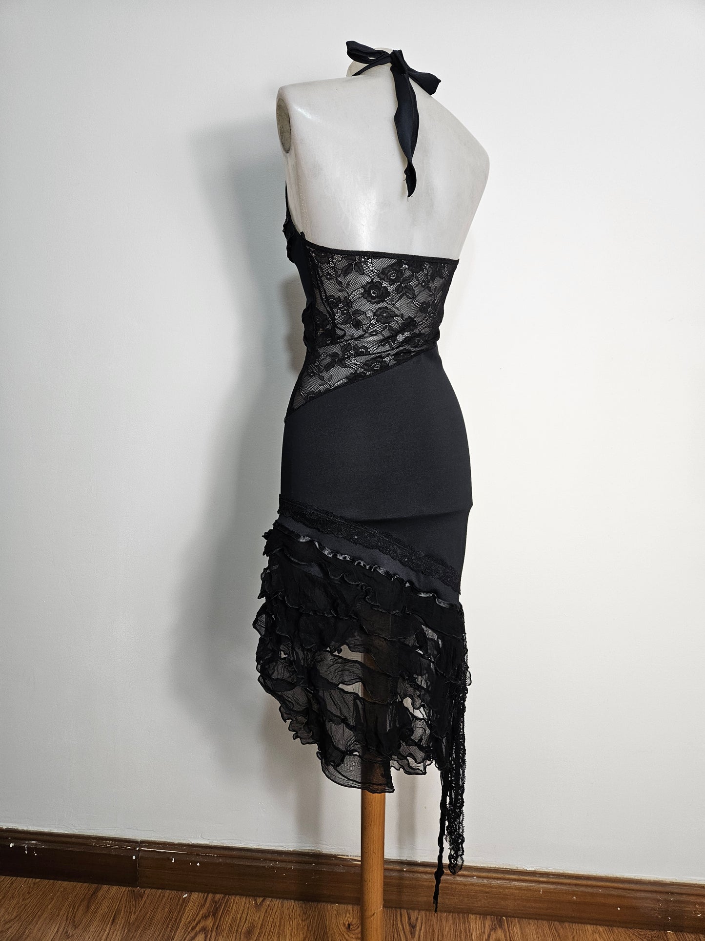 Robe dos nu asymétrique détails dentelle