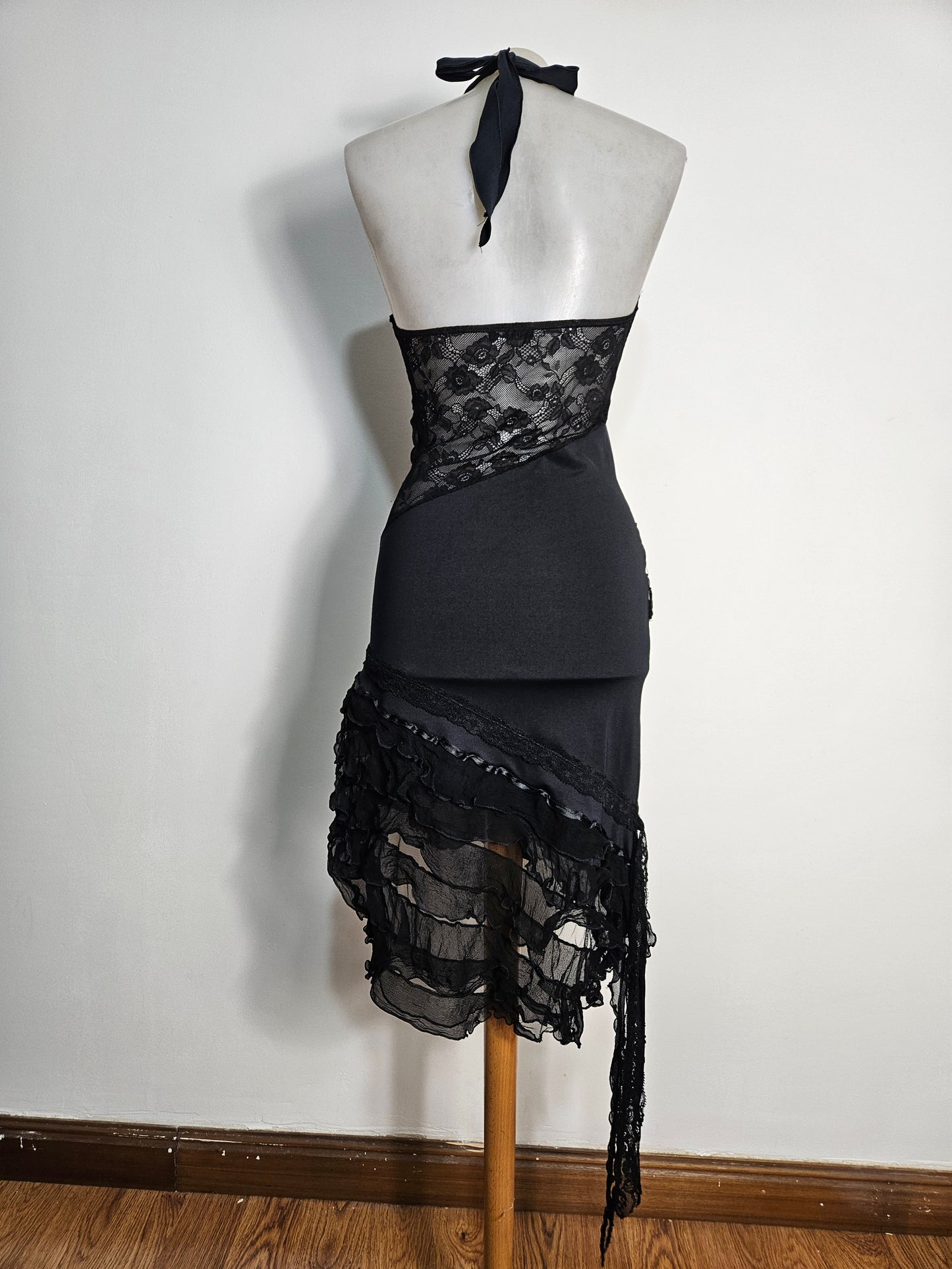 Robe dos nu asymétrique détails dentelle