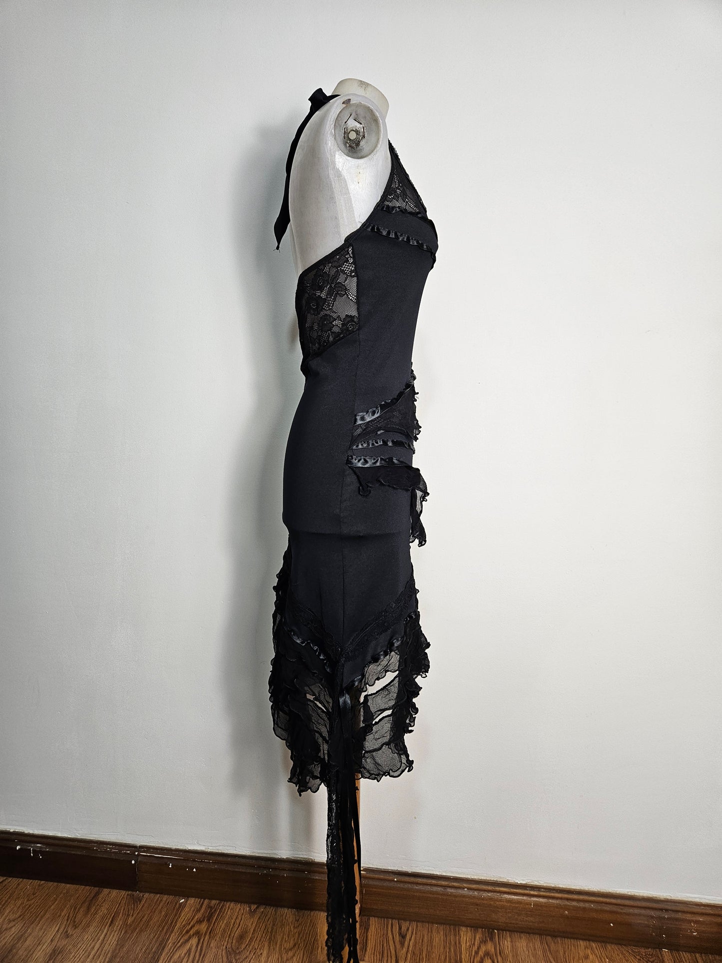 Robe dos nu asymétrique détails dentelle