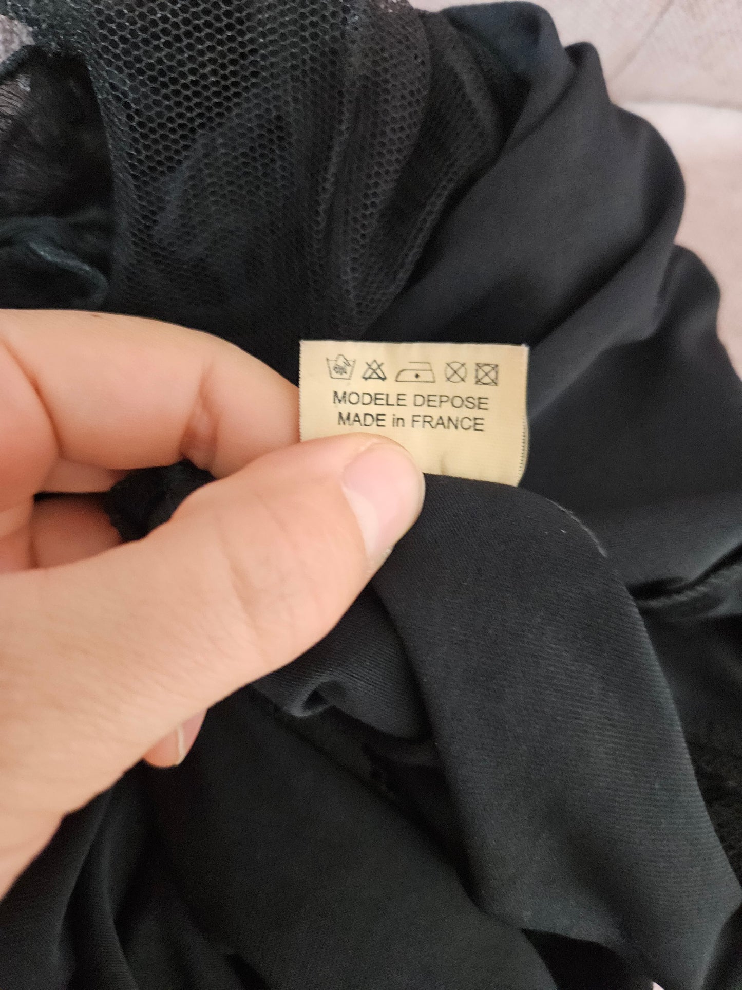 Robe dos nu asymétrique détails dentelle