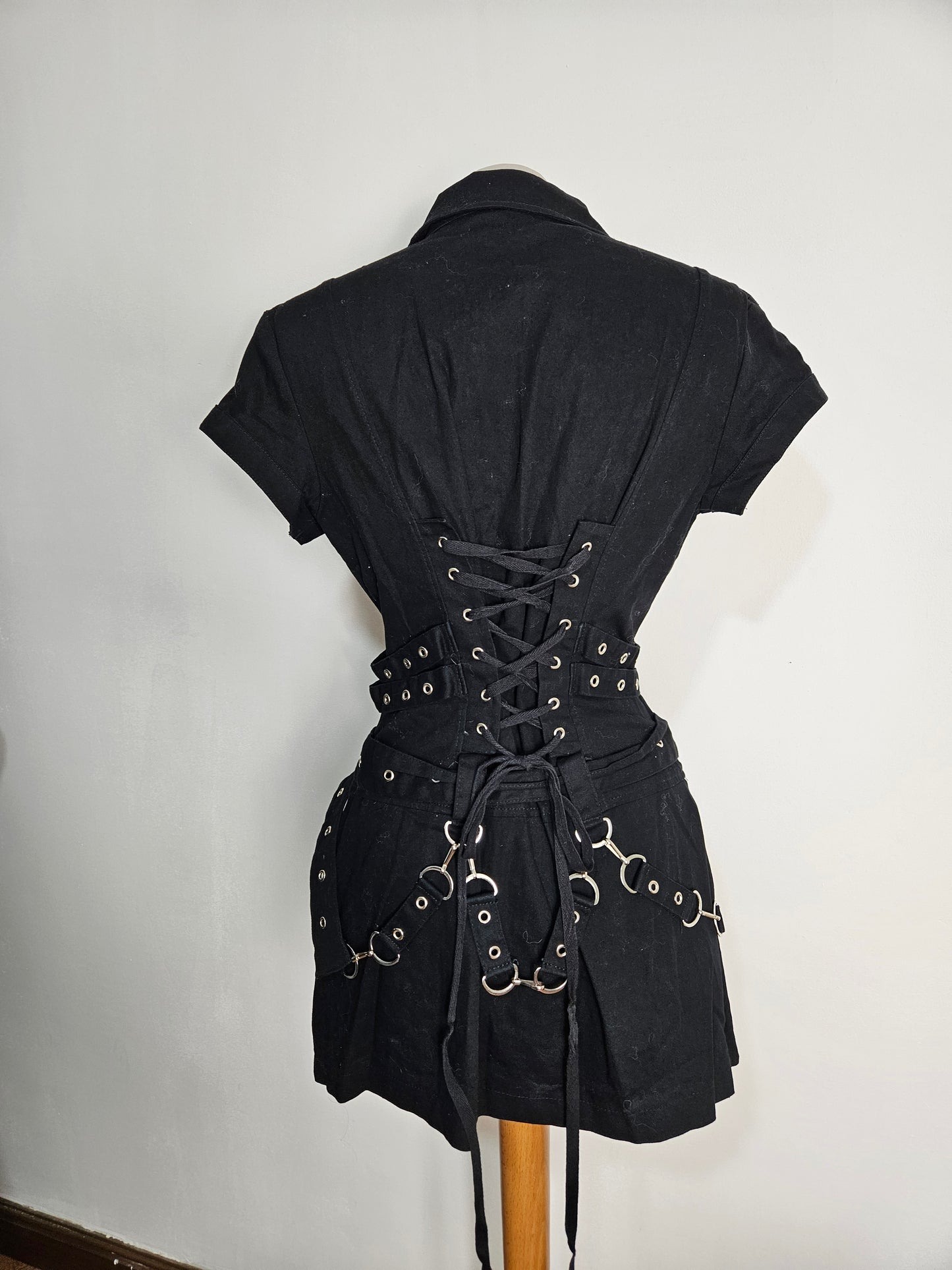 Minivestido de tirantes y cordones
