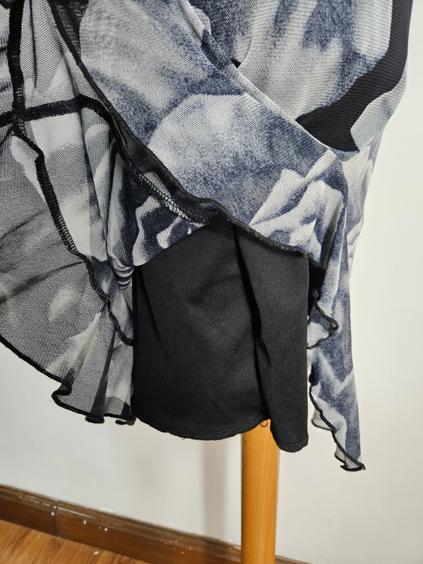 Robe en voile fleuri gris et noir
