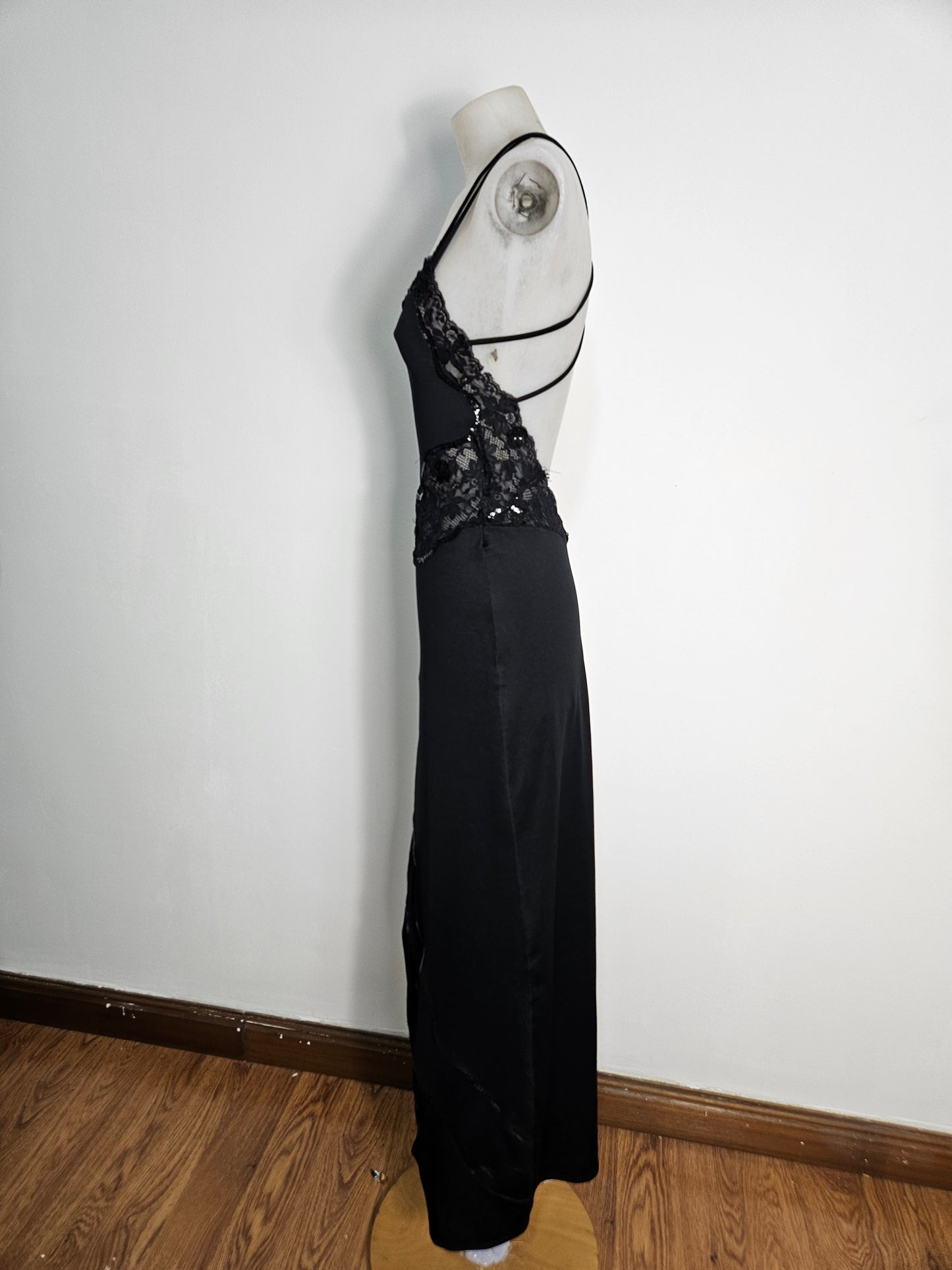 Maxi robe noire fendue détails dentelle