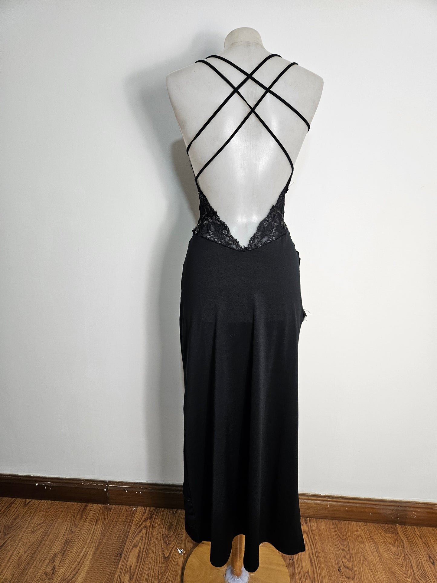 Maxi robe noire fendue détails dentelle