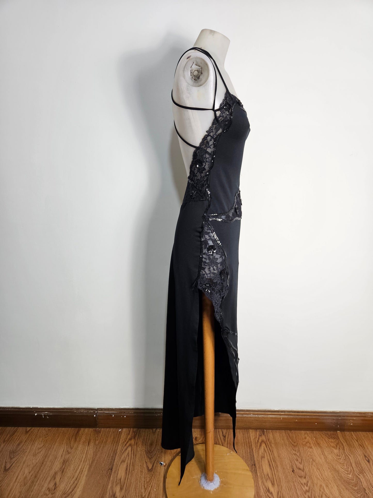 Maxi robe noire fendue détails dentelle