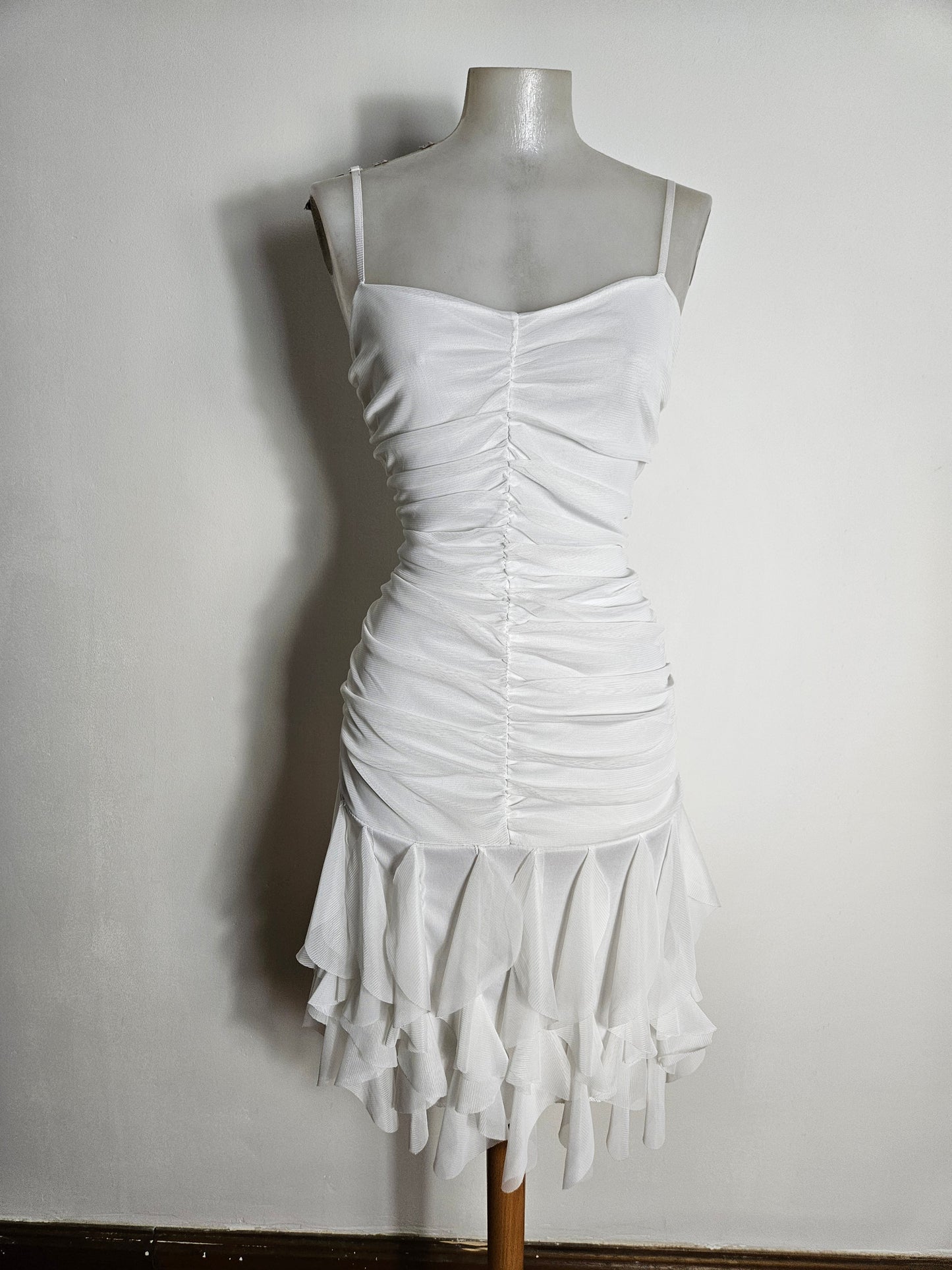 Vestido blanco de gasa con volantes