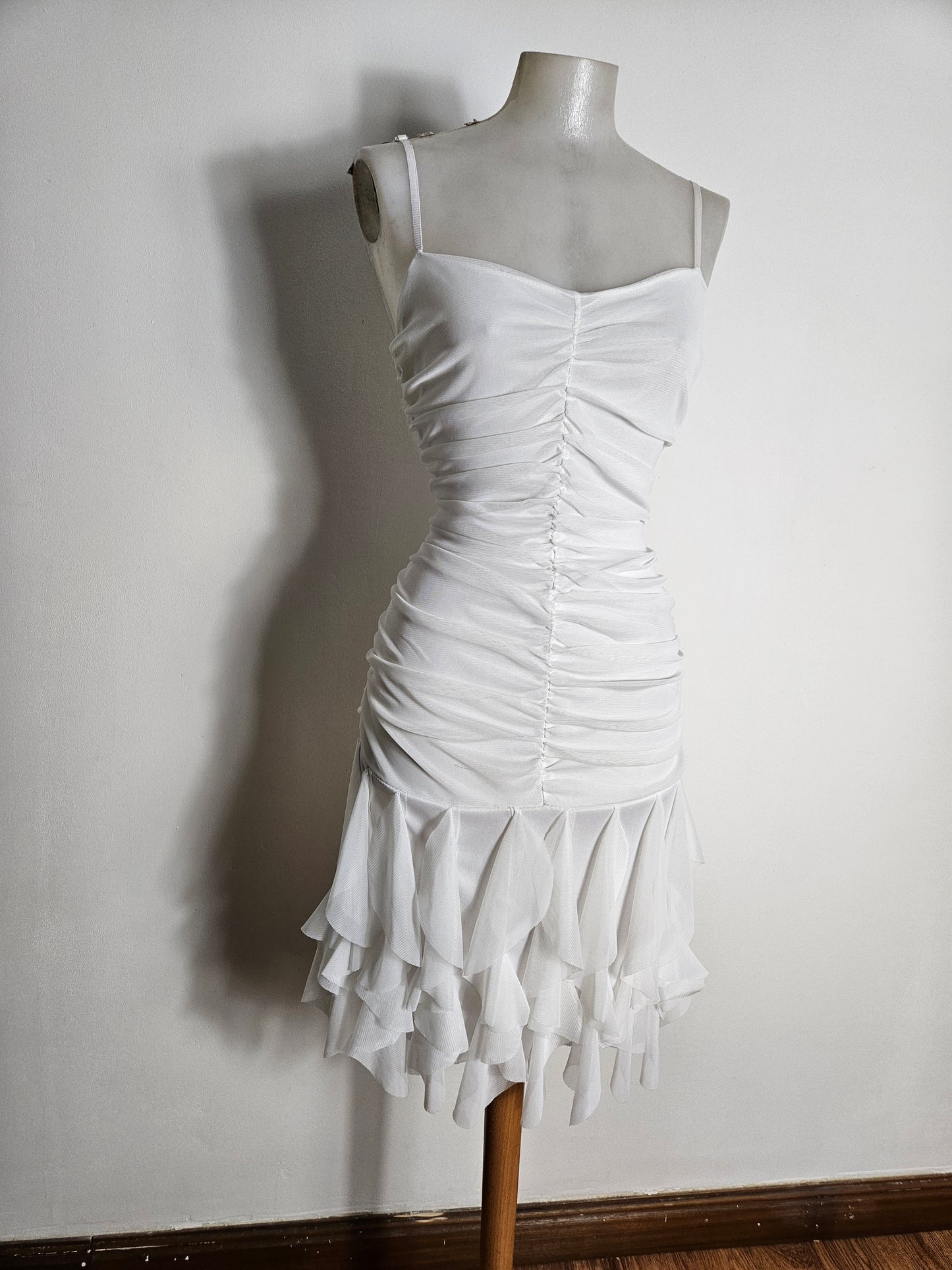 Vestido blanco de gasa con volantes