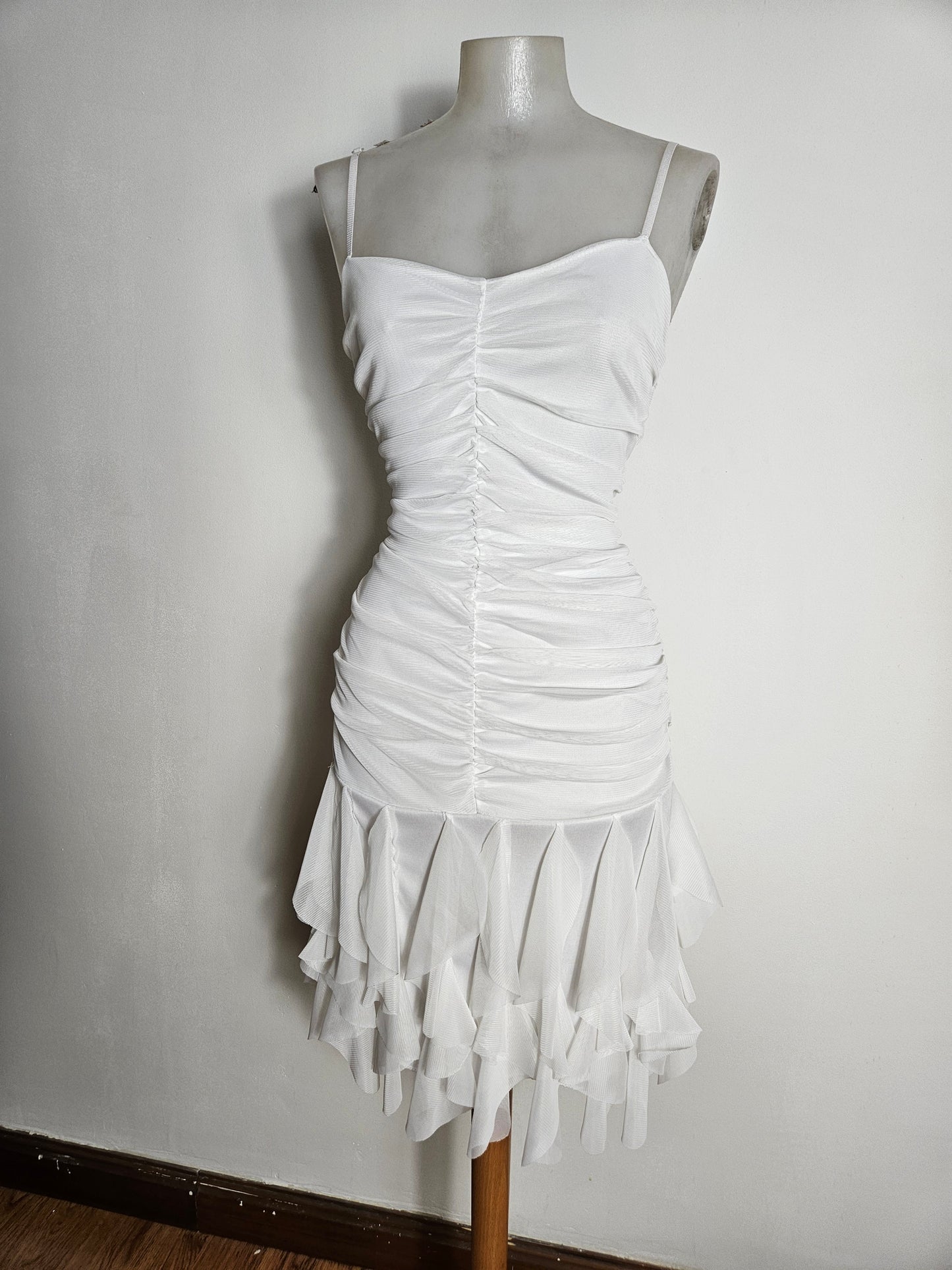 Vestido blanco de gasa con volantes