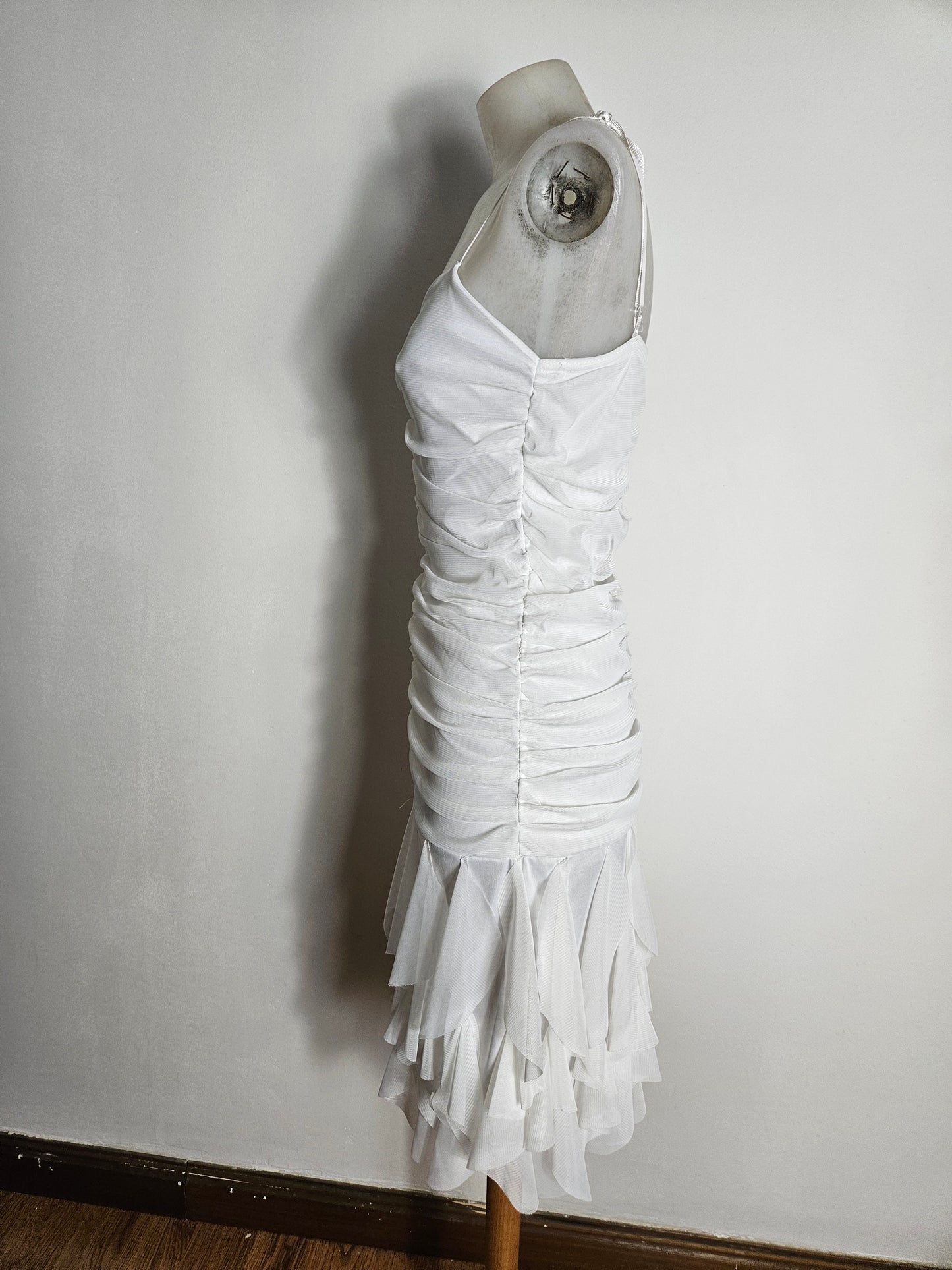 Vestido blanco de gasa con volantes