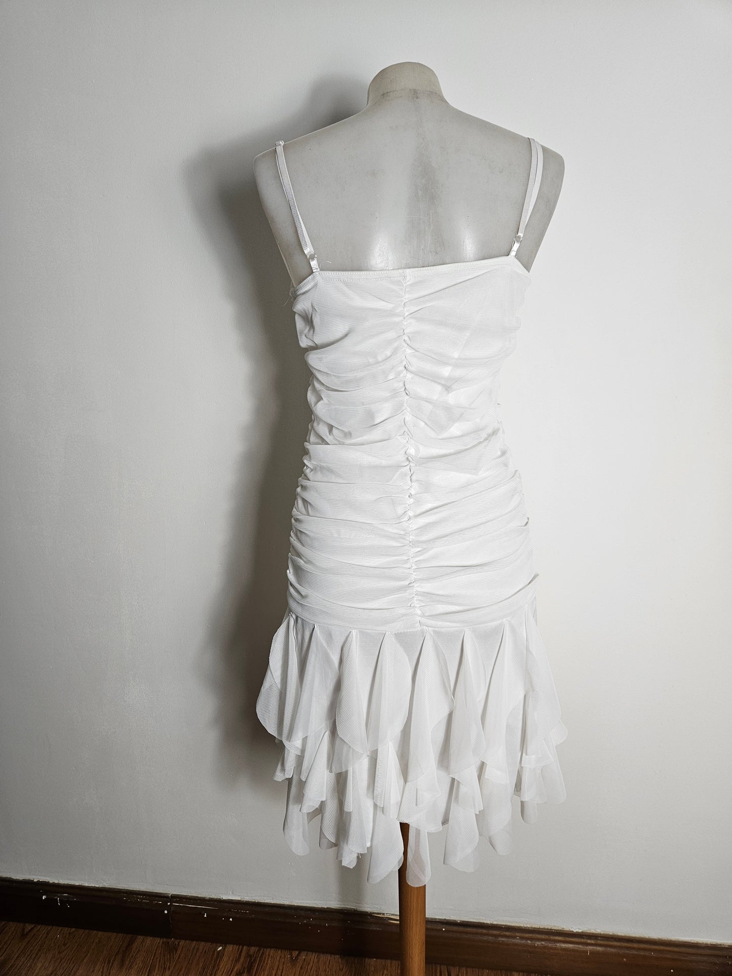 Vestido blanco de gasa con volantes