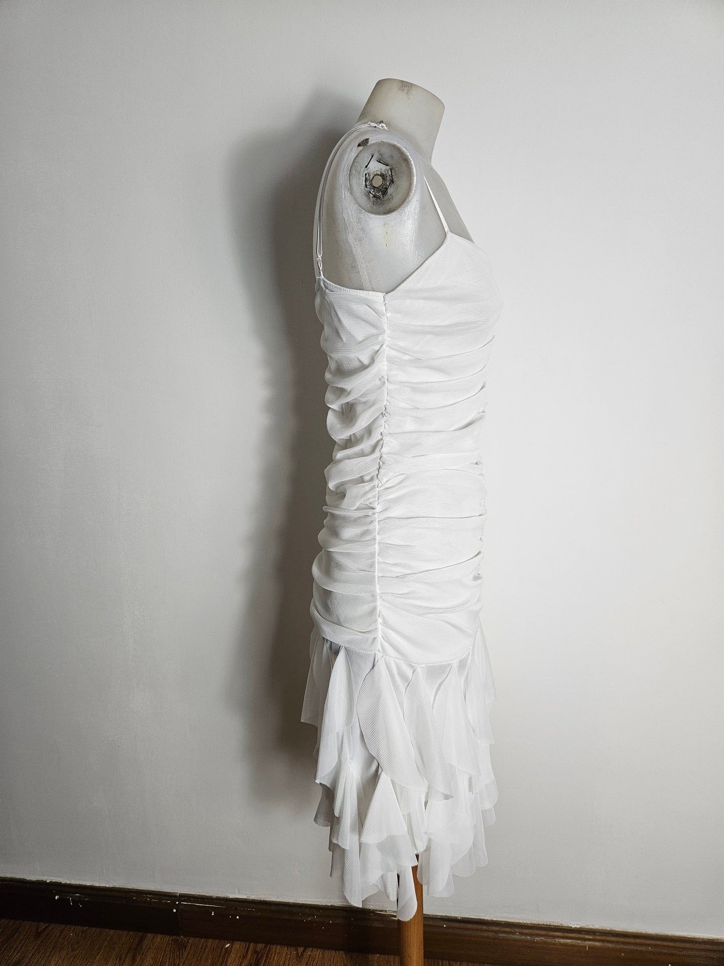Vestido blanco de gasa con volantes