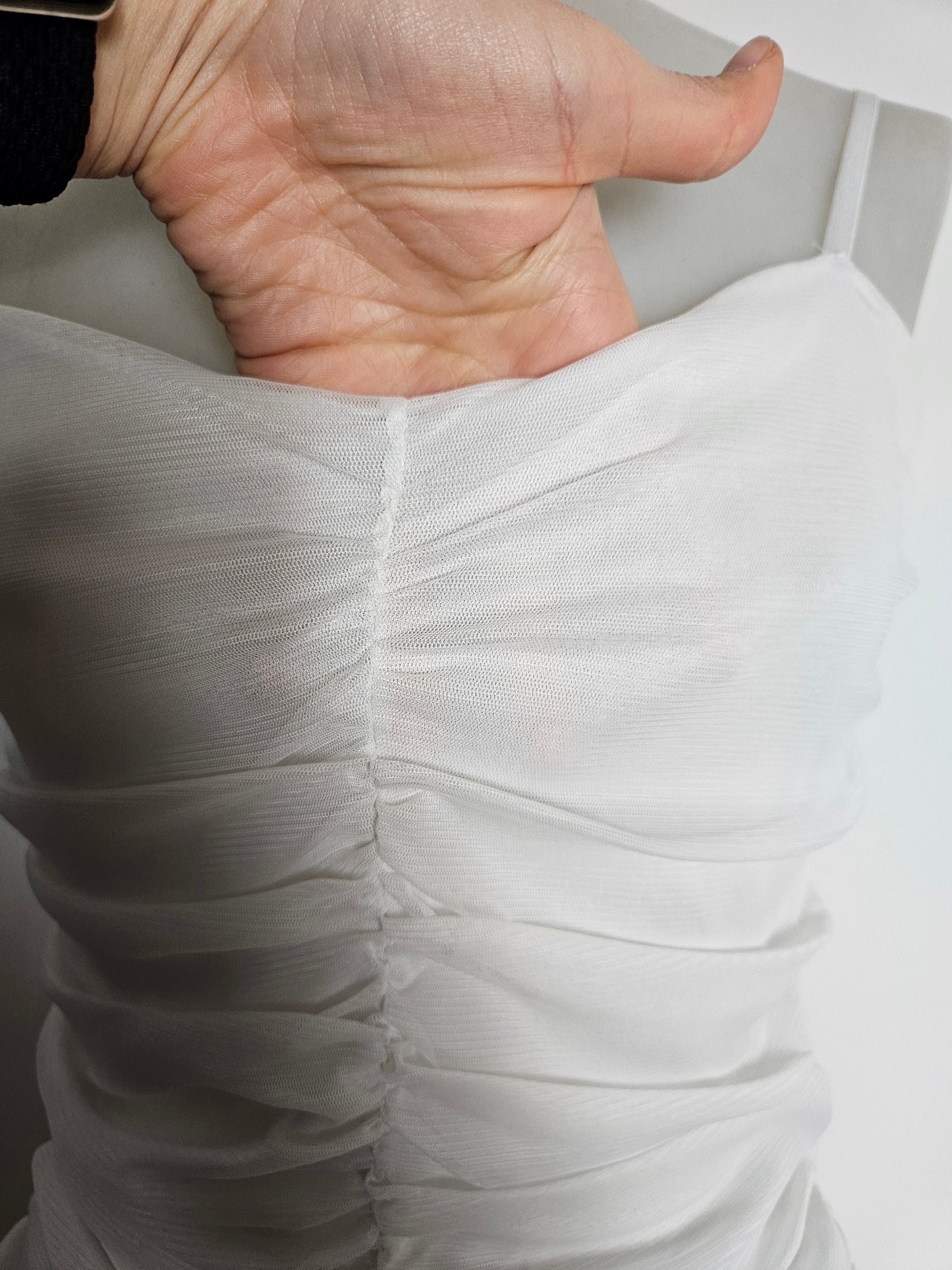Vestido blanco de gasa con volantes