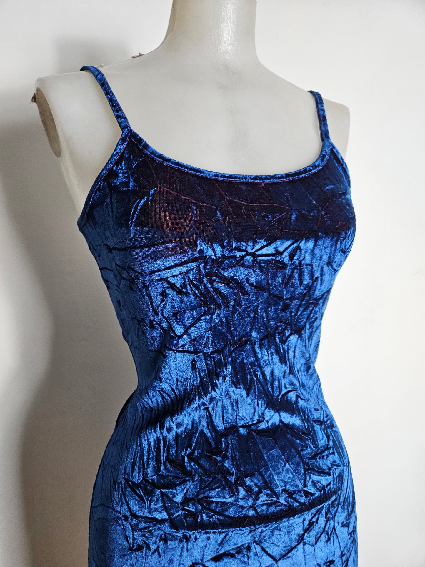 Robe velours froissée bleu et rouge
