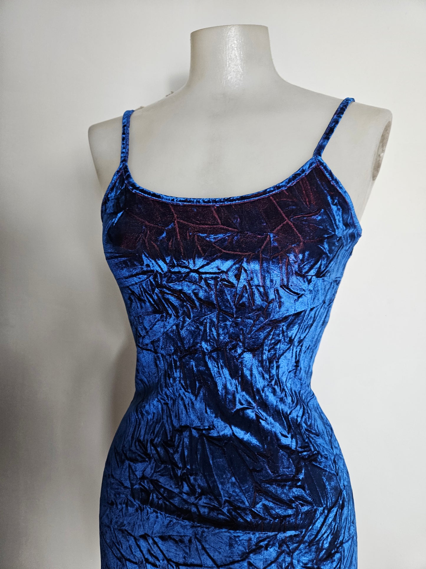 Robe velours froissée bleu et rouge