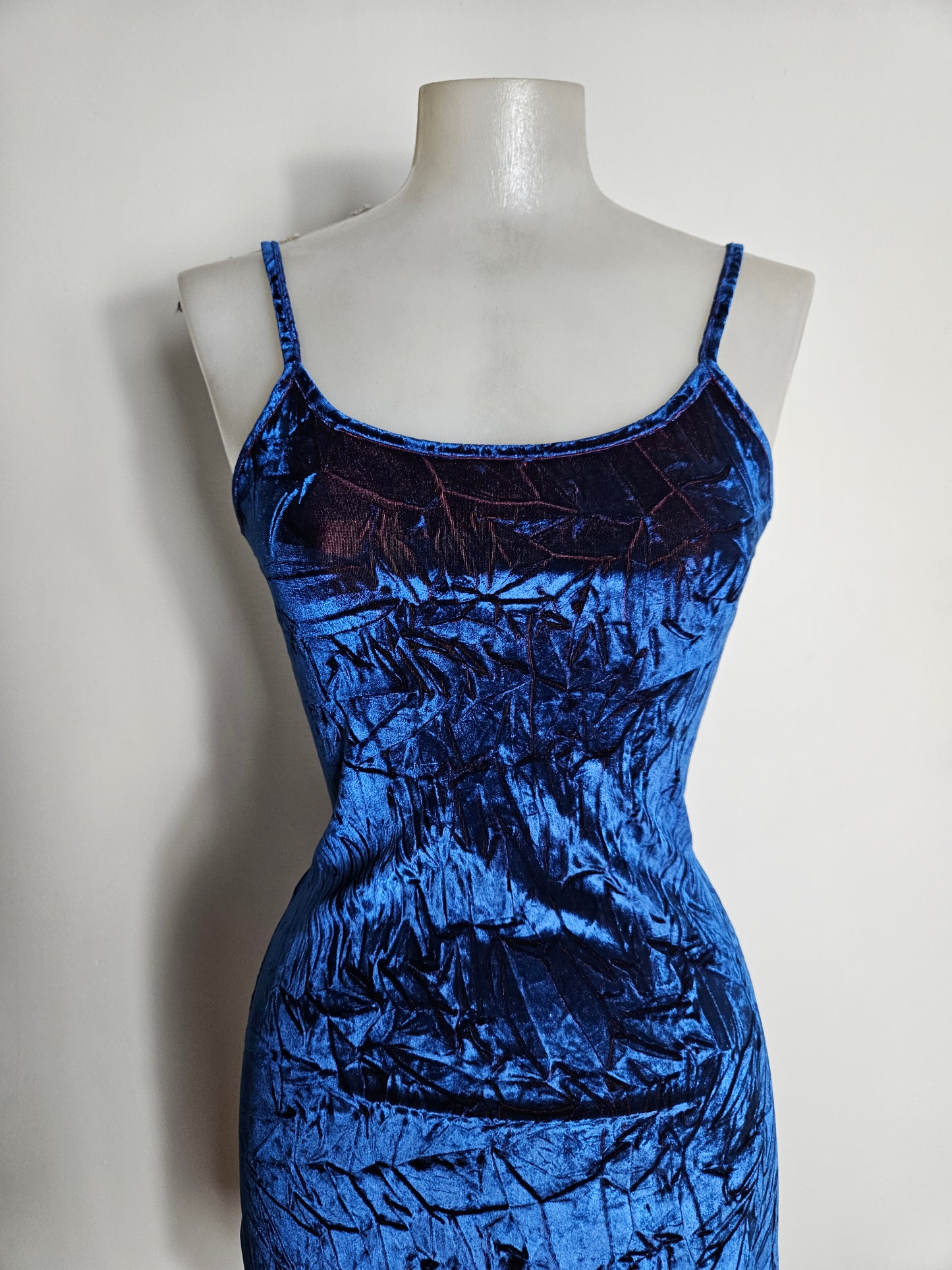Robe velours froissée bleu et rouge