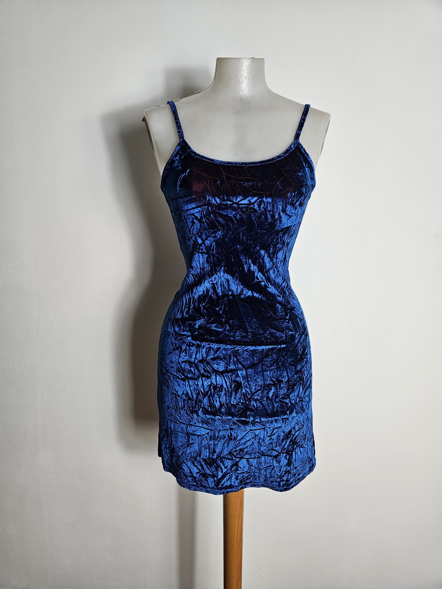 Robe velours froissée bleu et rouge