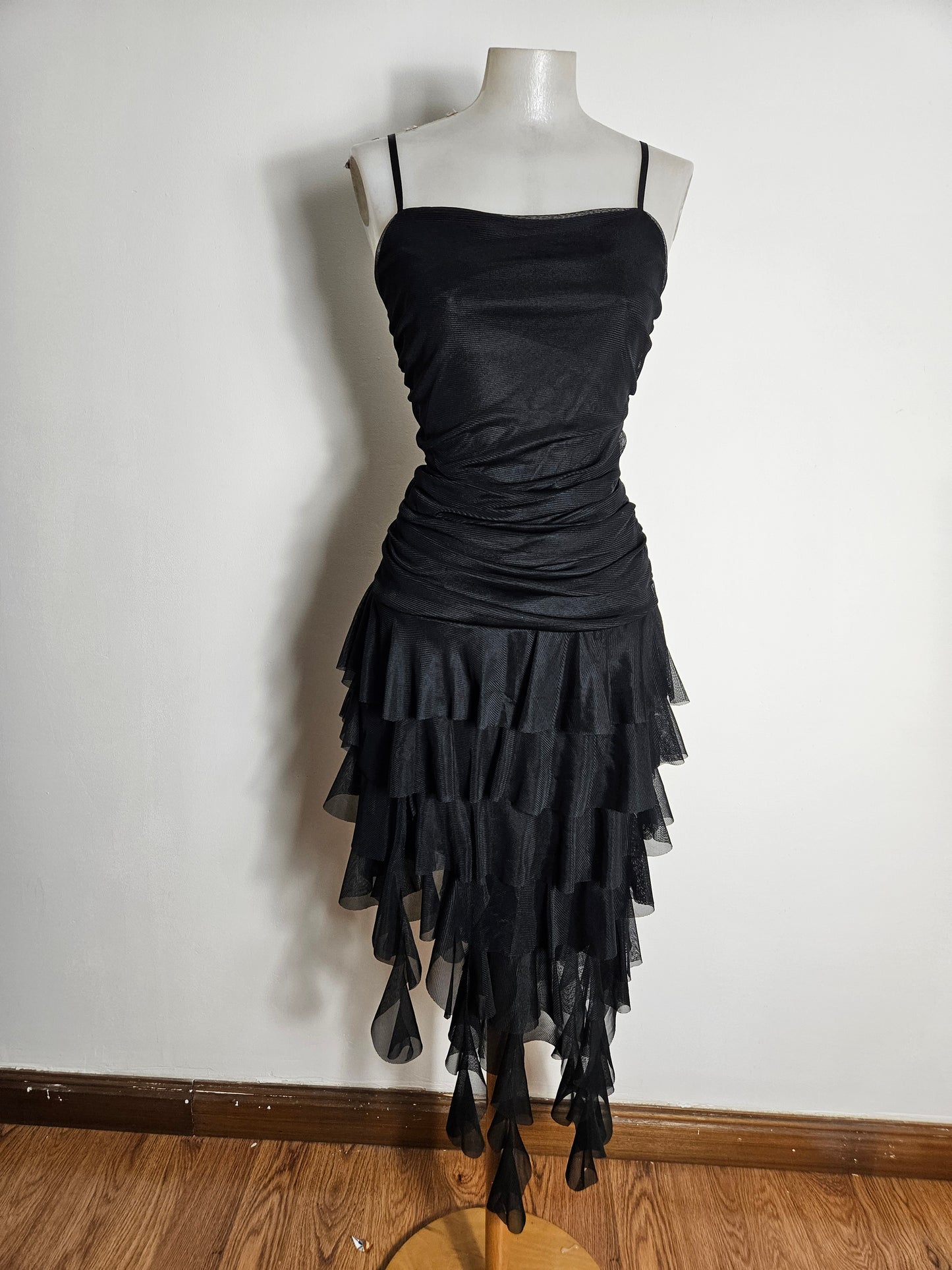 Vestido negro asimétrico con volantes