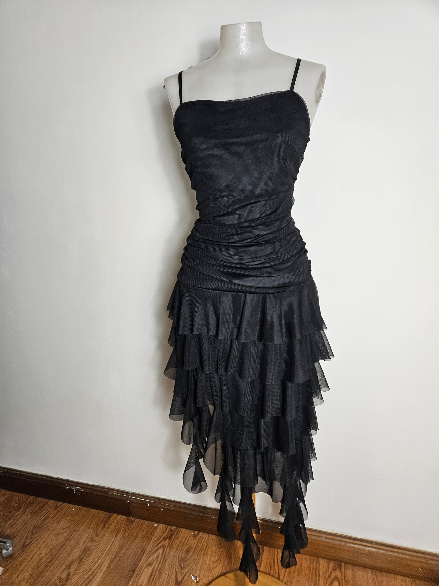 Vestido negro asimétrico con volantes