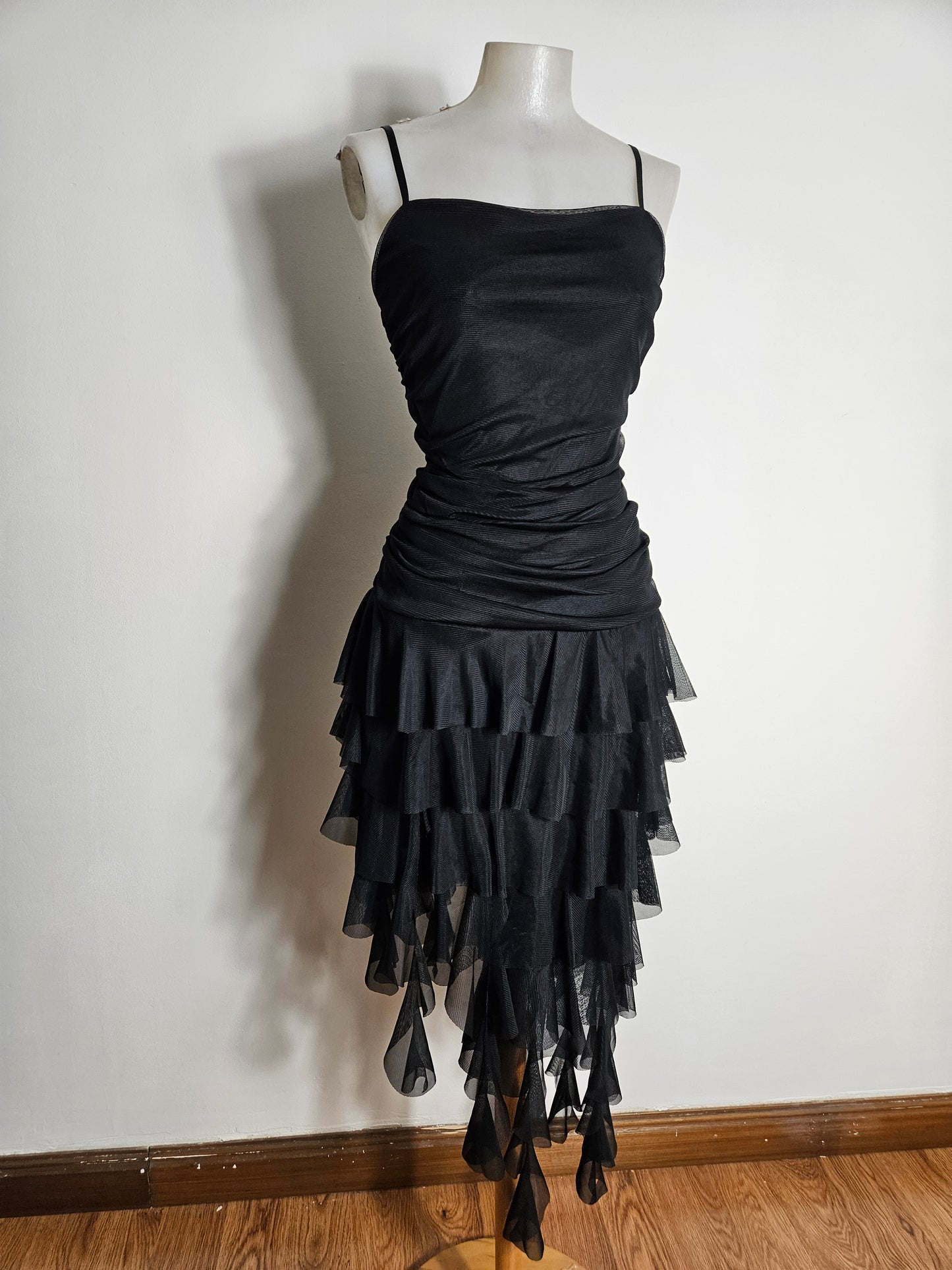 Vestido negro asimétrico con volantes
