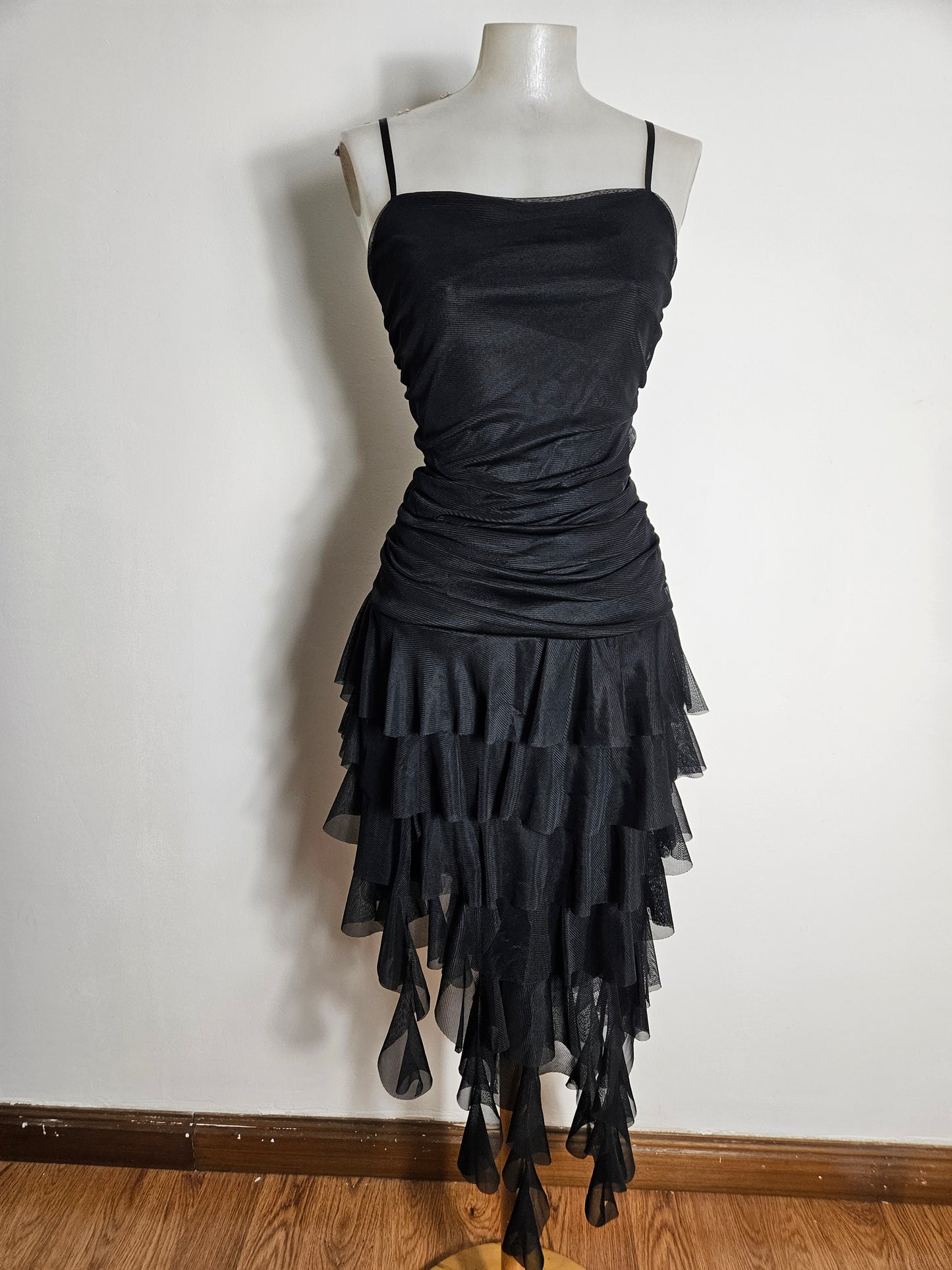 Vestido negro asimétrico con volantes