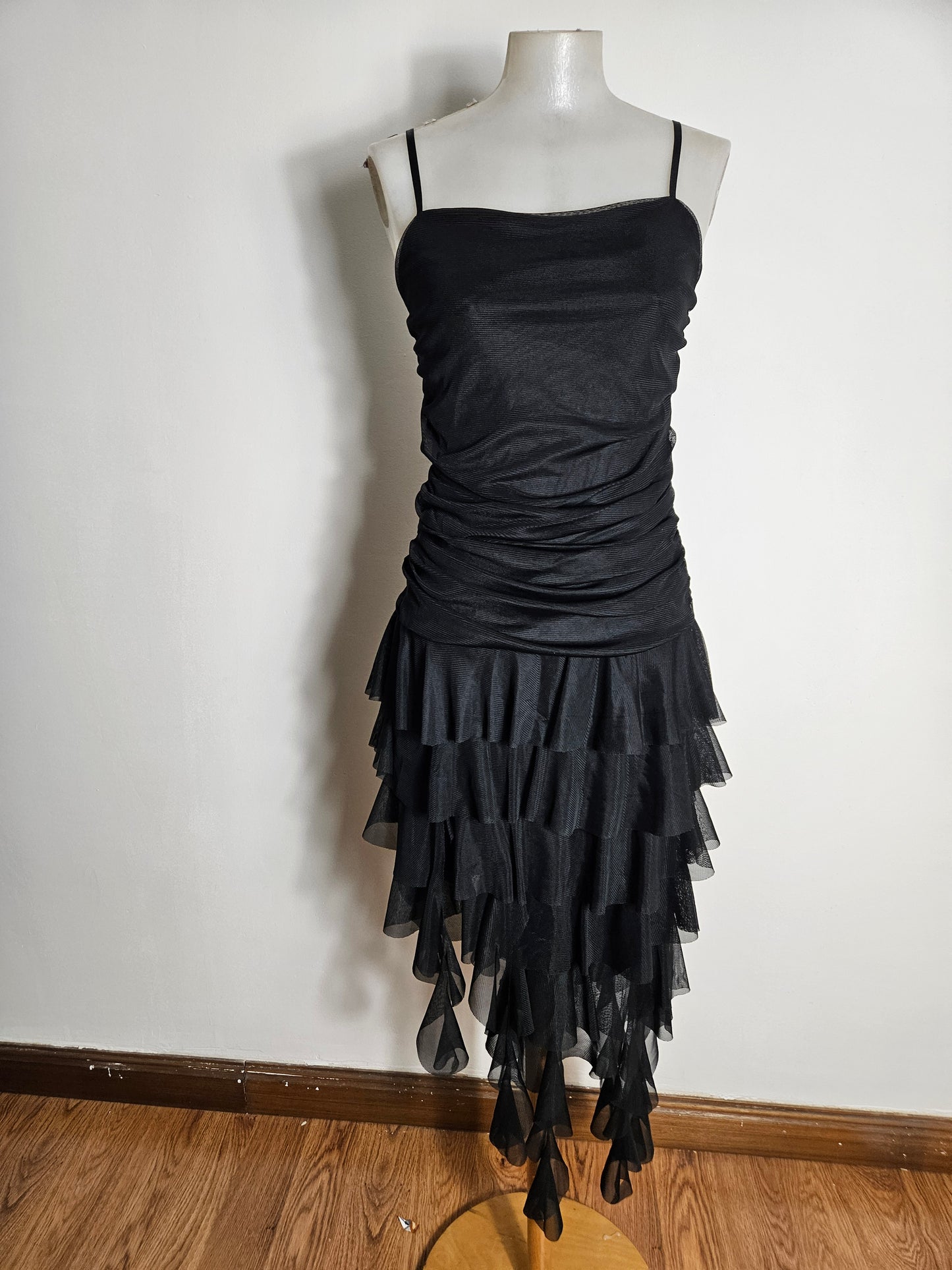 Vestido negro asimétrico con volantes