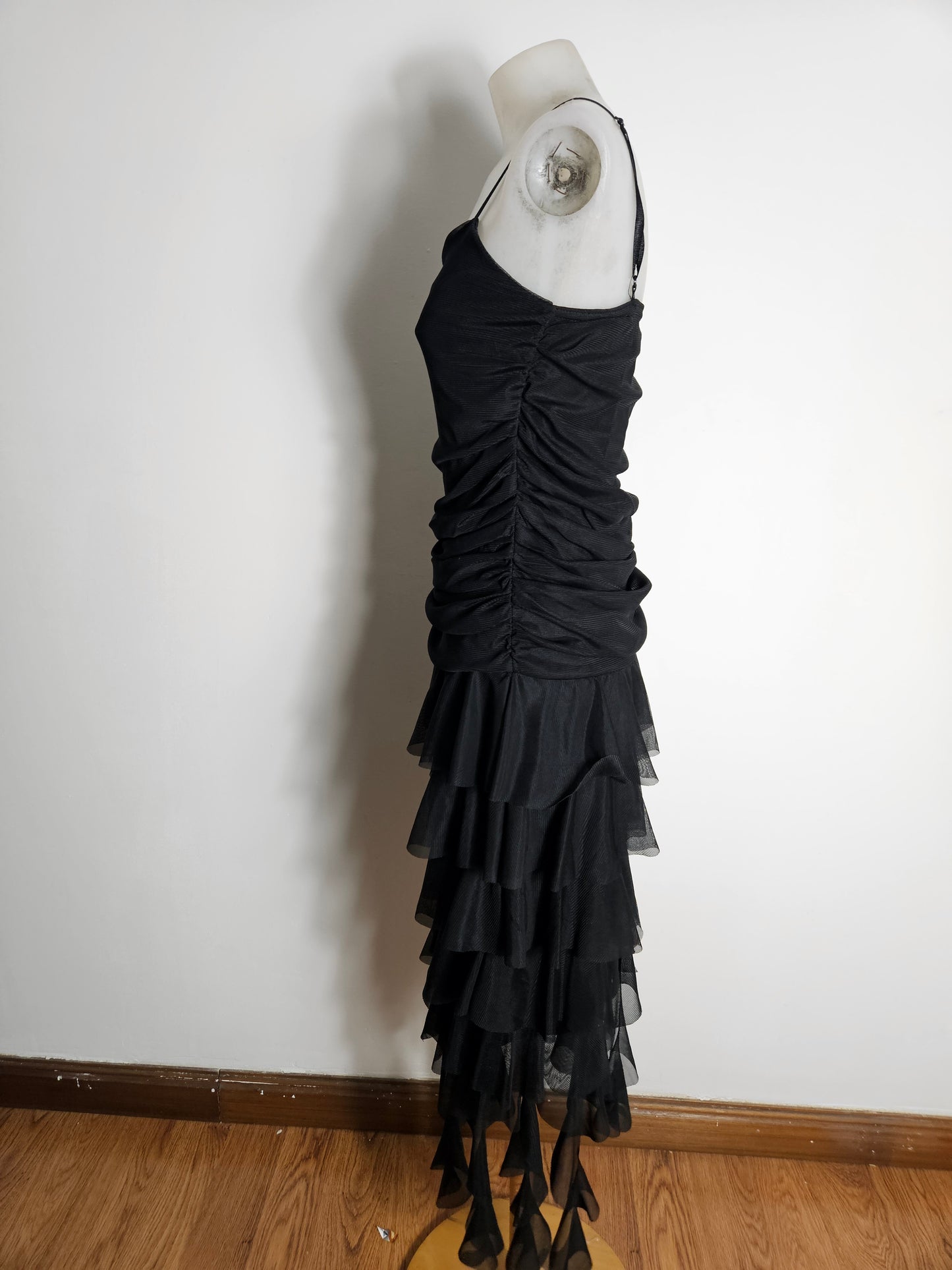 Vestido negro asimétrico con volantes