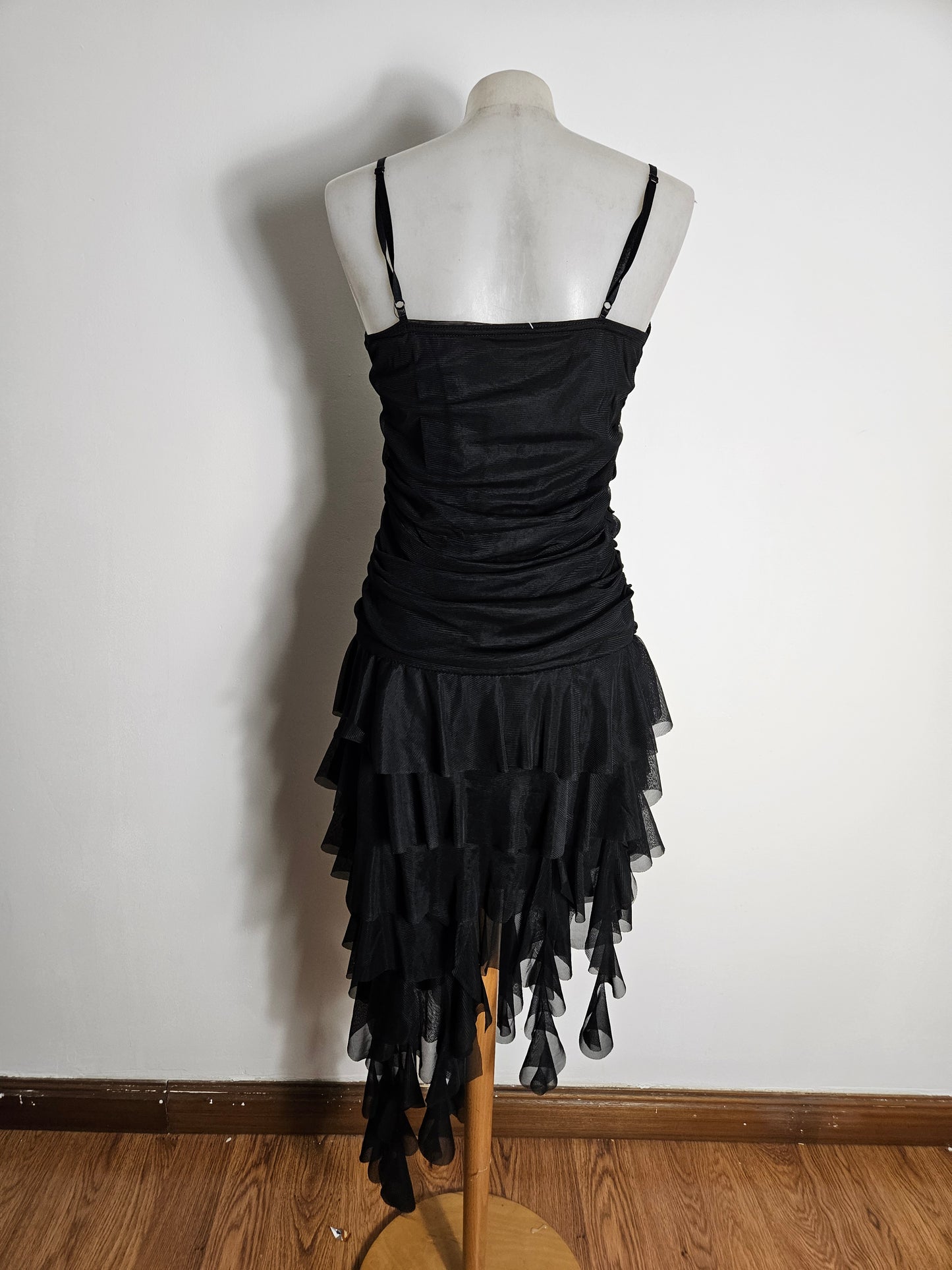 Vestido negro asimétrico con volantes