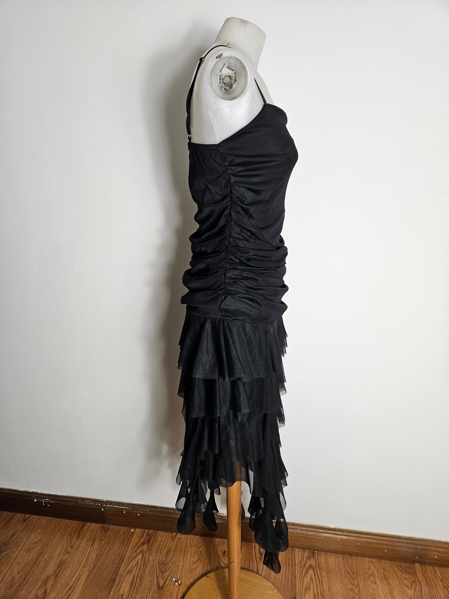 Vestido negro asimétrico con volantes
