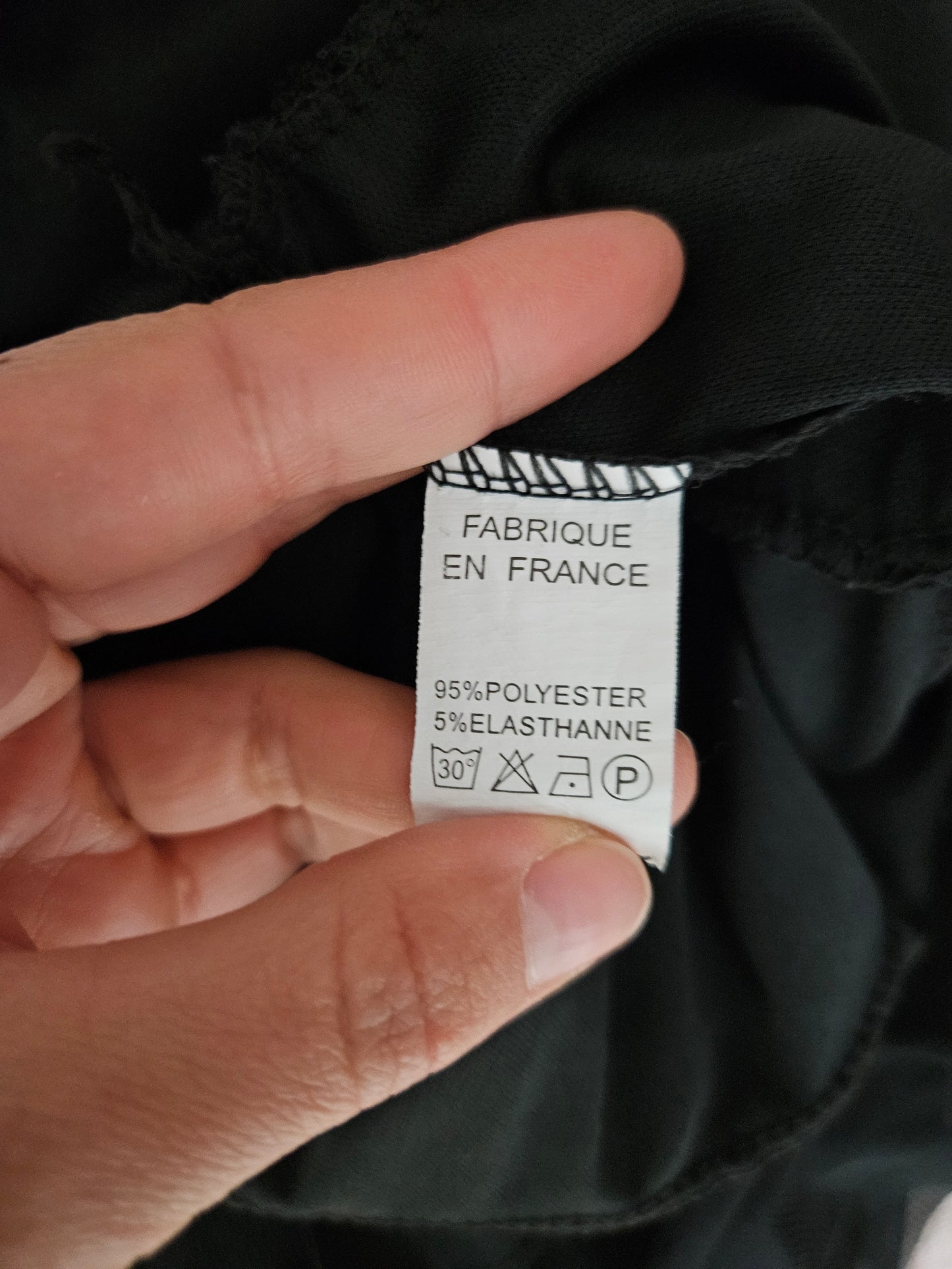 Vestido negro asimétrico con volantes