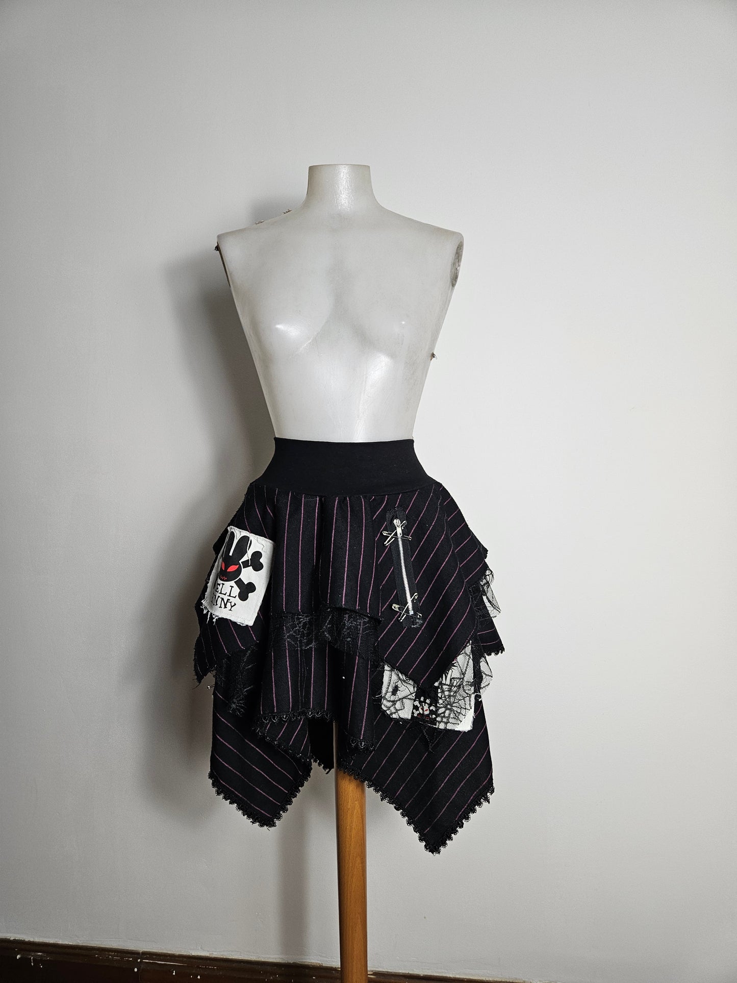 Jupe asymétrique à patch