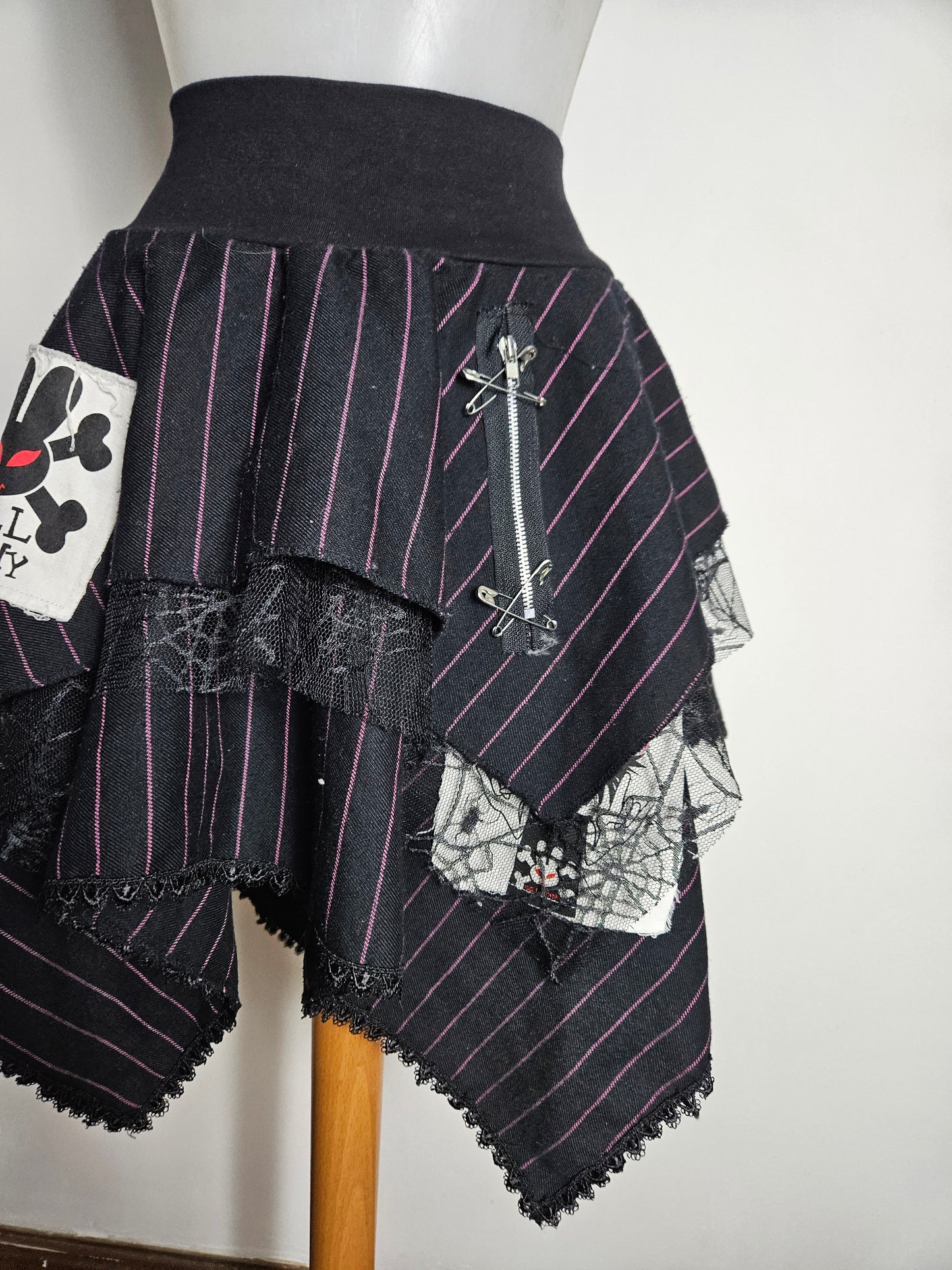 Jupe asymétrique à patch