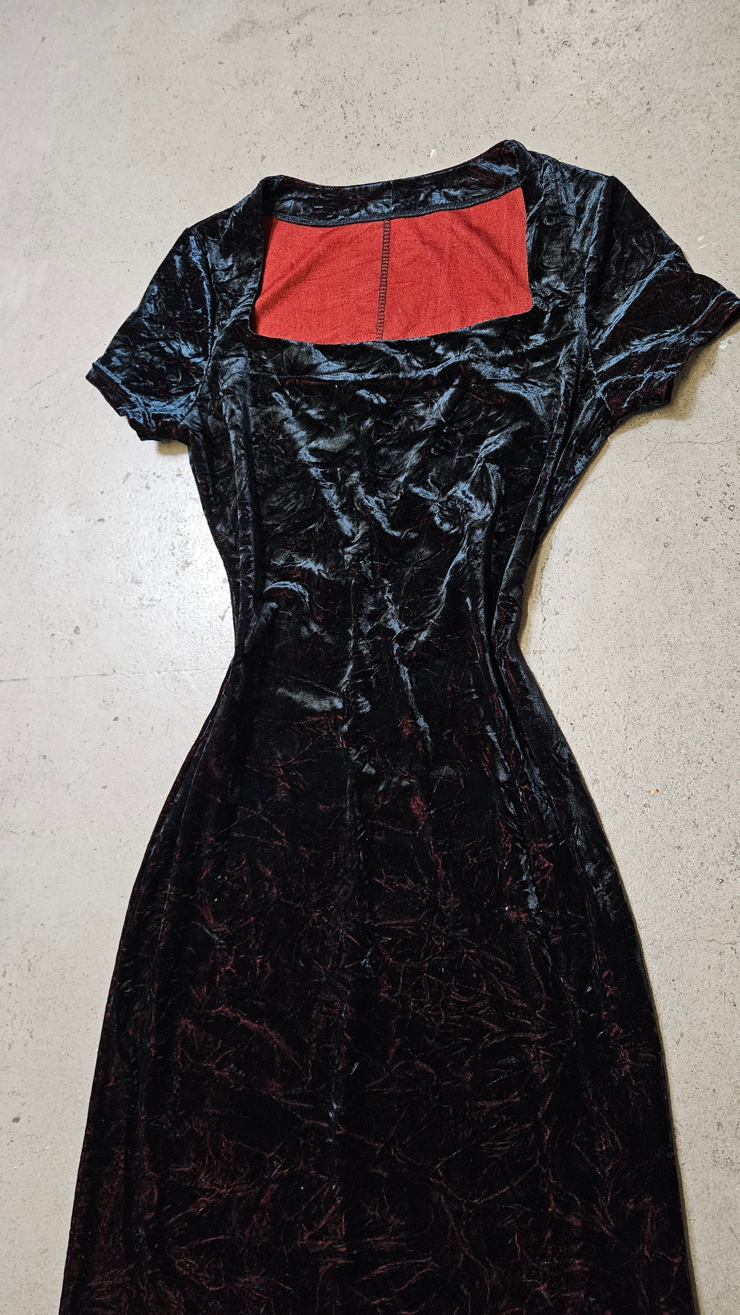Robe en velours froissé noire à reflets rouges