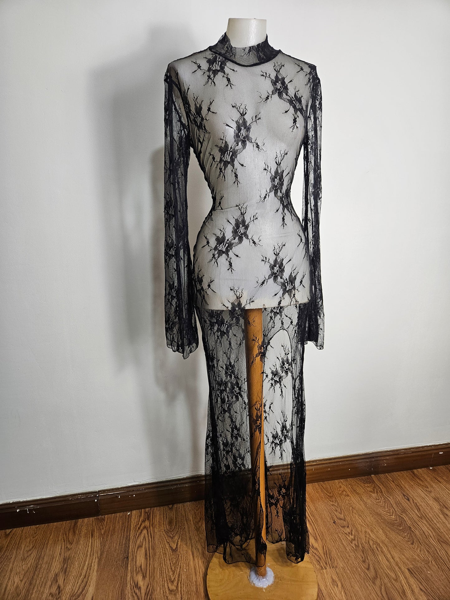 Maxi robe en dentelle dos nu