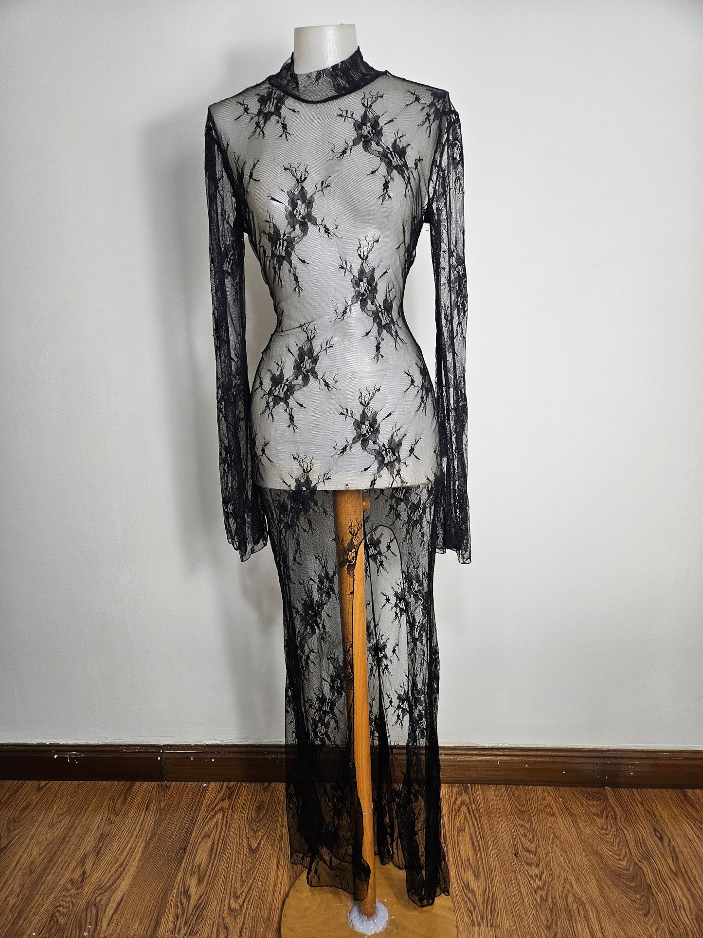 Maxi robe en dentelle dos nu