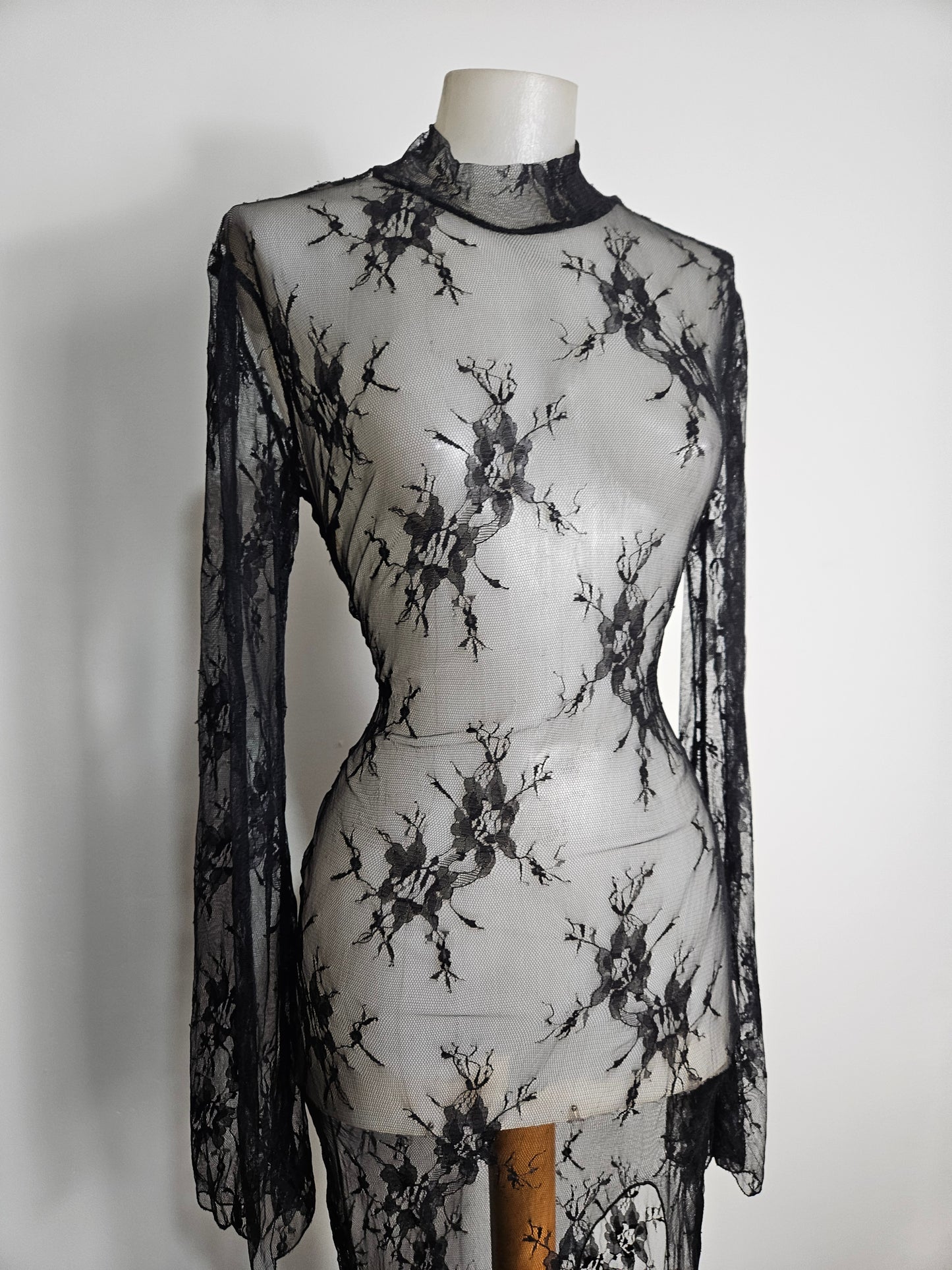 Maxi robe en dentelle dos nu