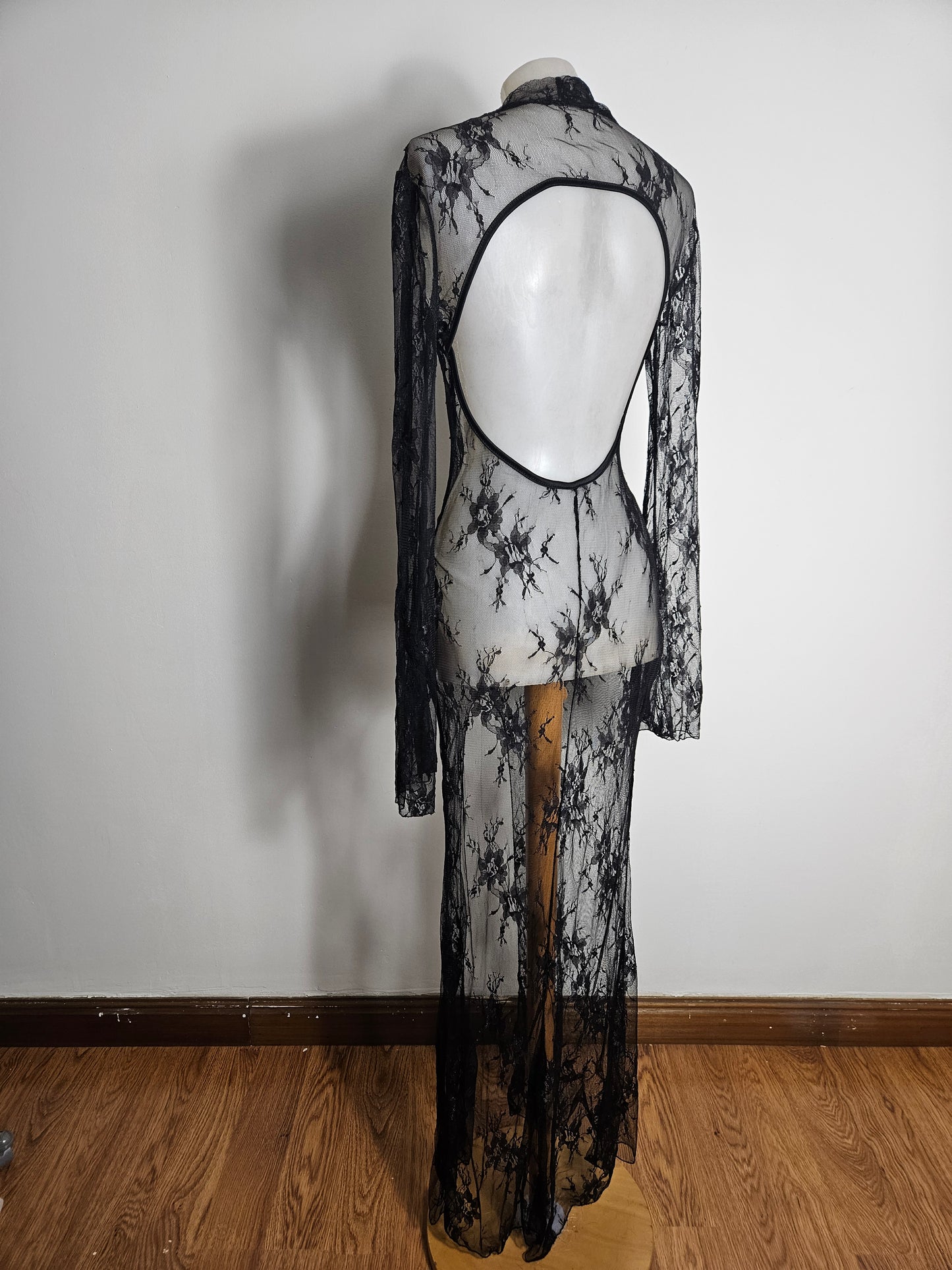 Maxi robe en dentelle dos nu