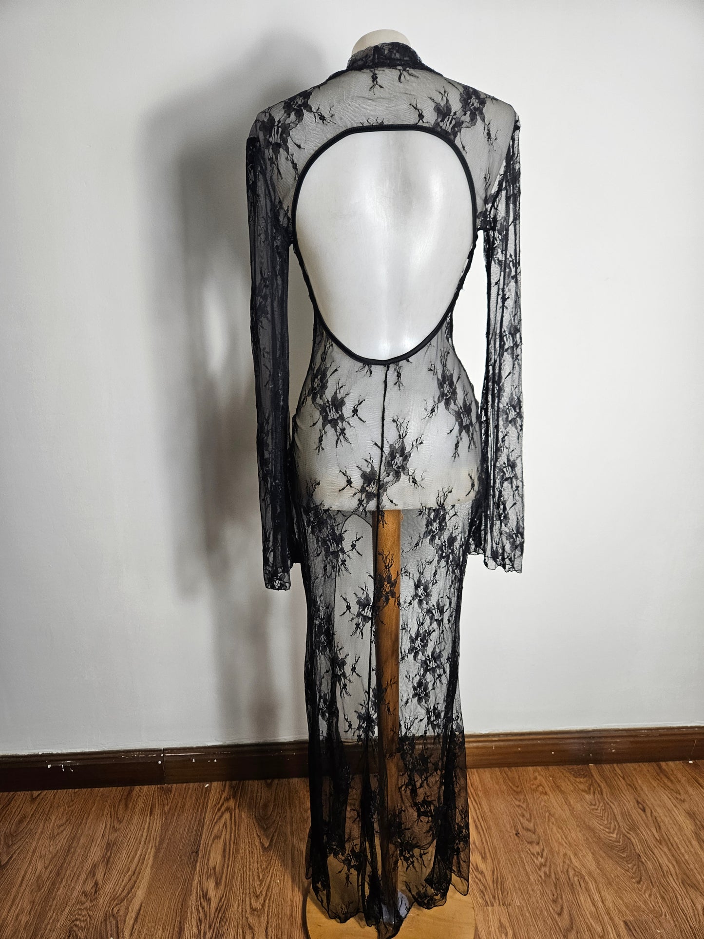 Maxi robe en dentelle dos nu