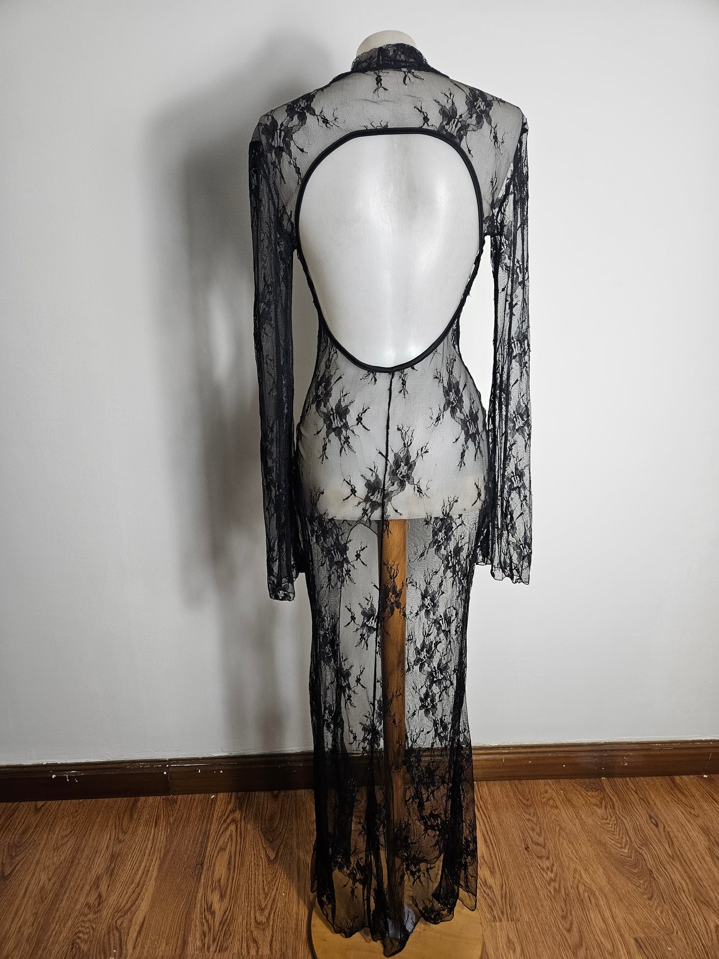 Maxi robe en dentelle dos nu