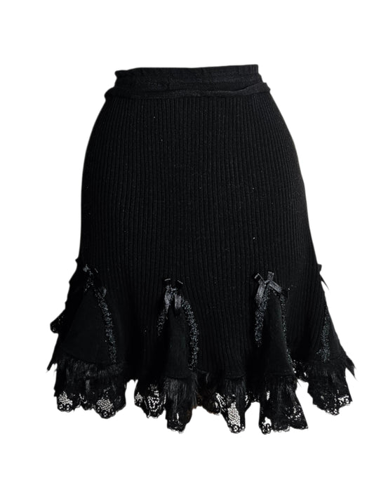 Falda negra con detalles de nudos